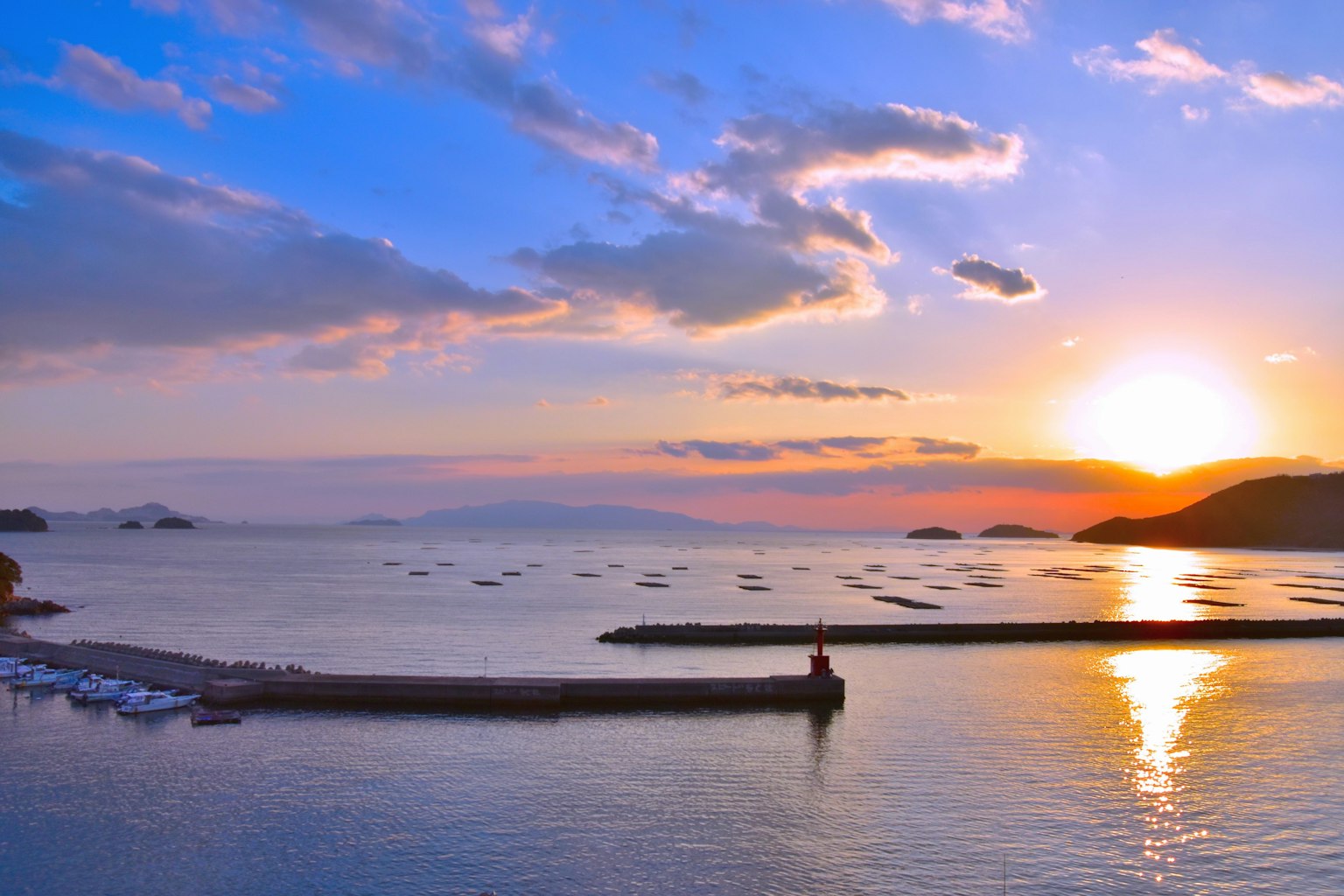 美丽的海上日落与平静的波浪