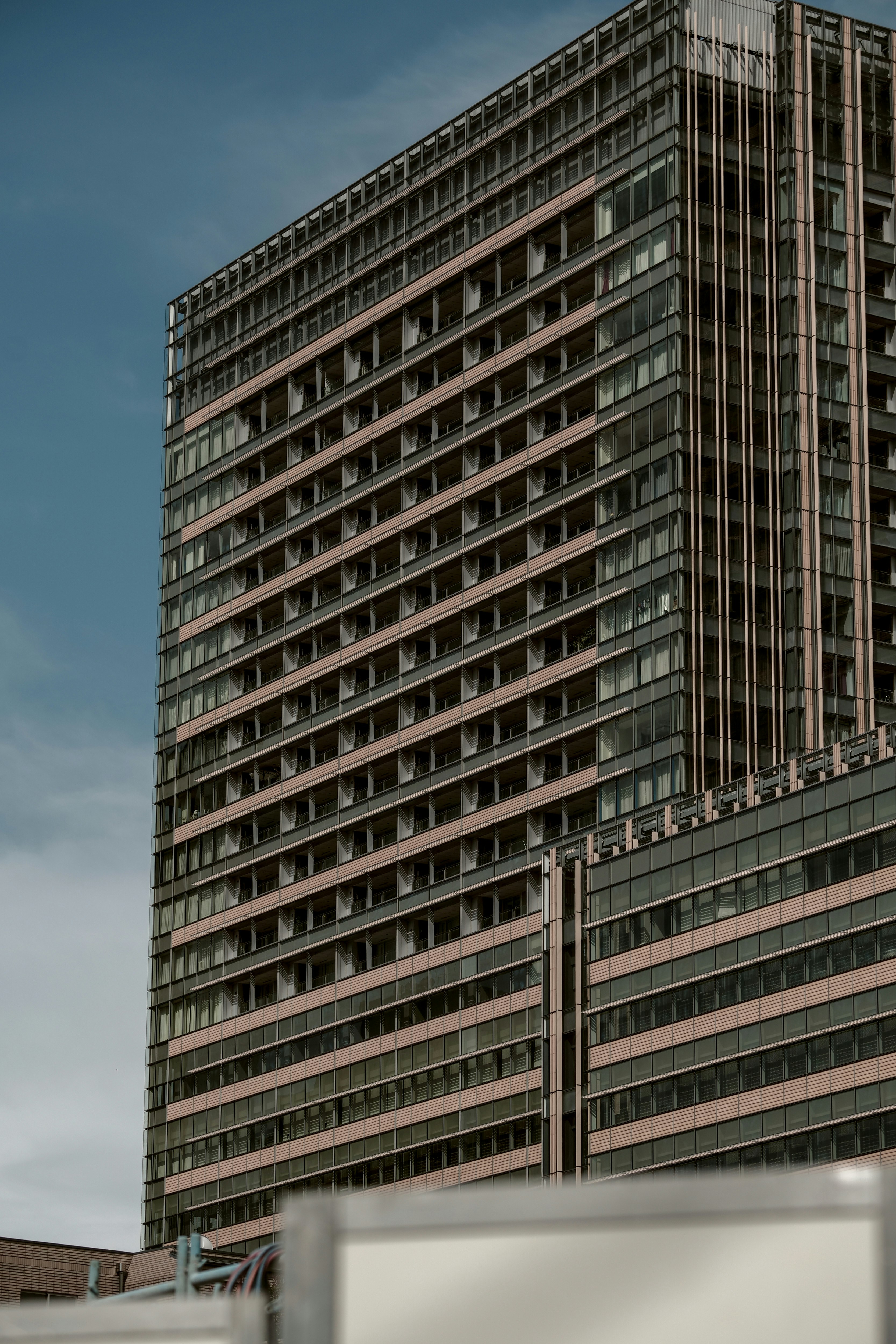 六本木の高層マンション2棟解体後の街並み