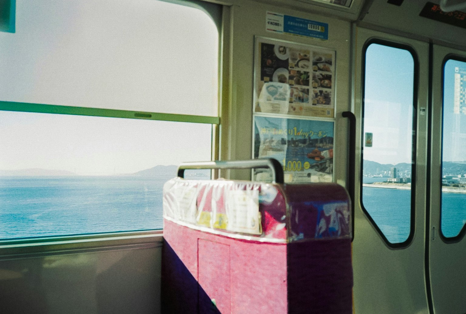 Pemandangan interior kereta dengan pemandangan laut