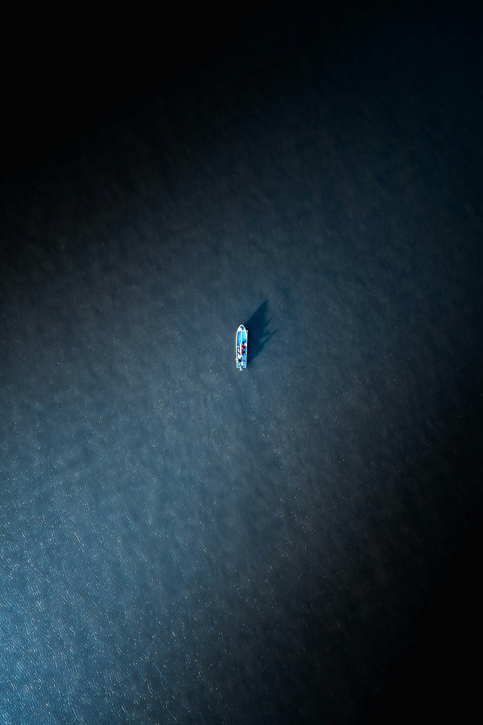 一個小藍色物體漂浮在黑暗背景上