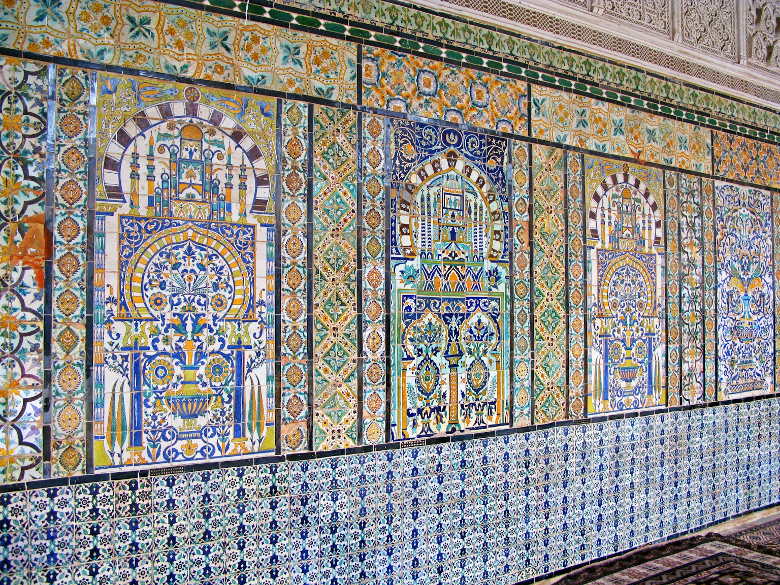 Decoración interior de una mezquita con hermosos patrones de azulejos