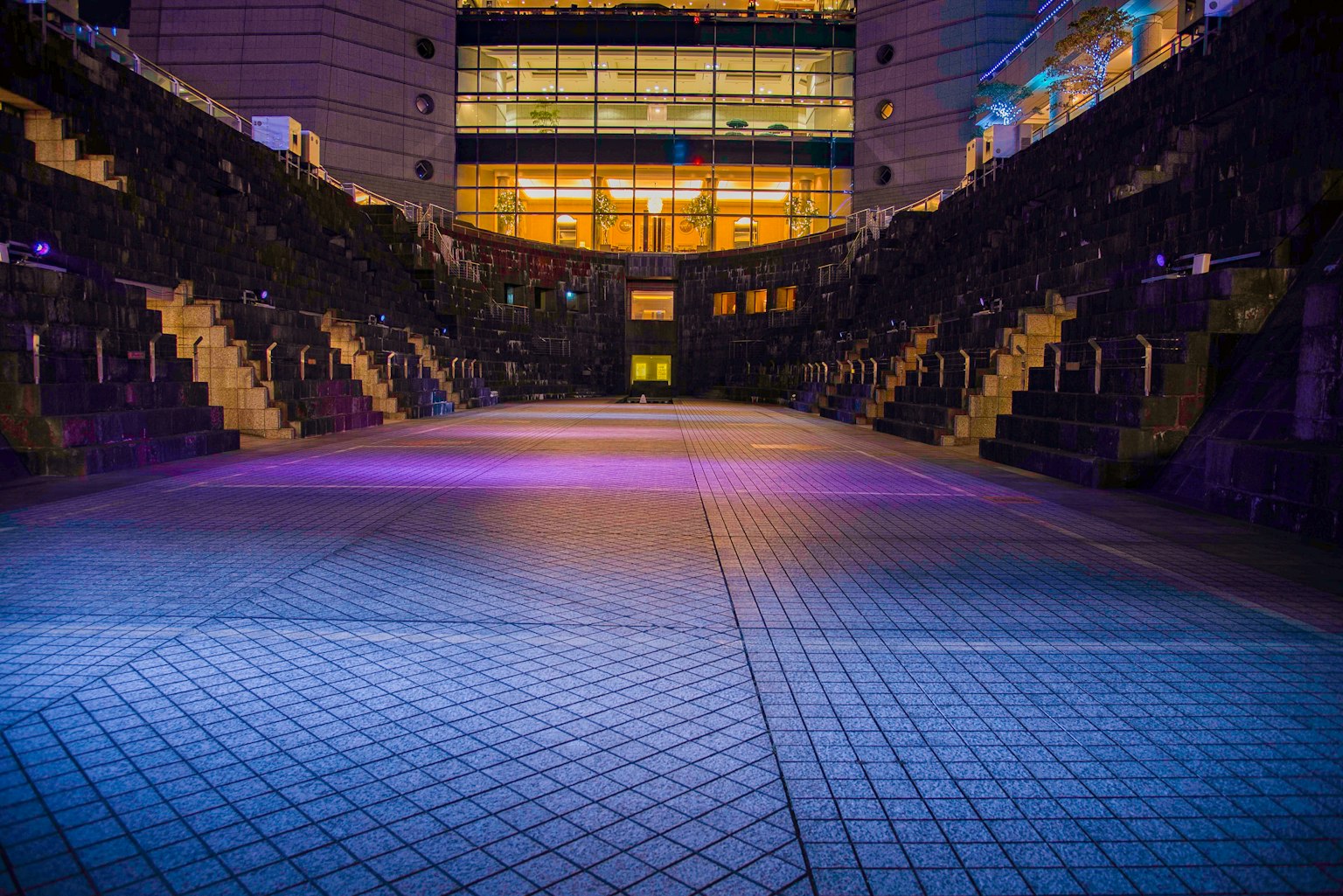 Moderne Arena mit einzigartiger Beleuchtung und architektonischen Merkmalen