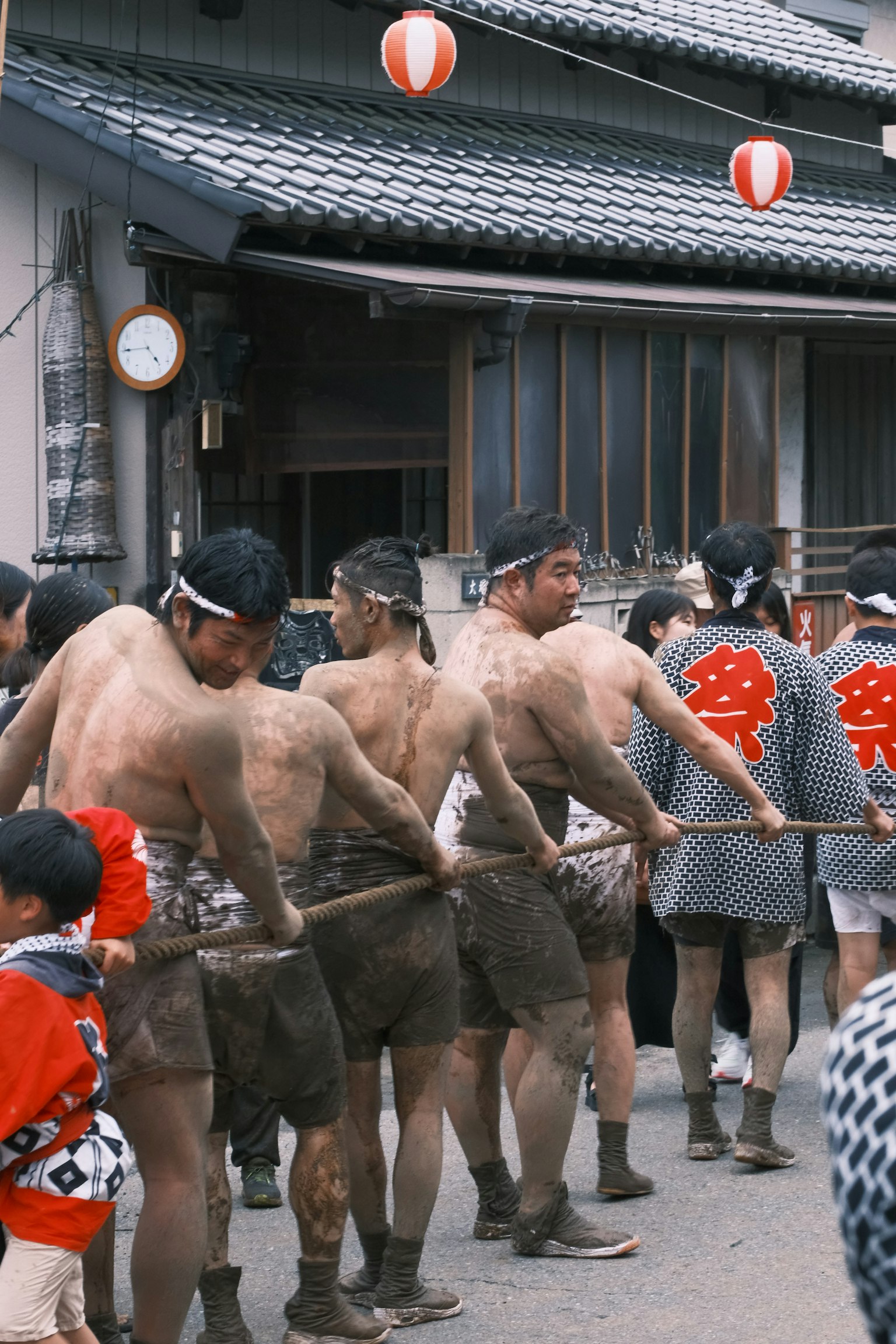 赤裸的男人在節日中拉繩子