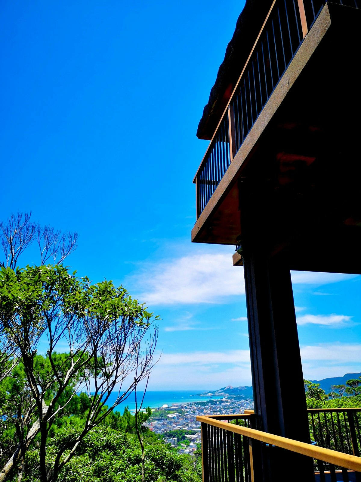 ส่วนหนึ่งของอาคารไม้ที่มีทิวทัศน์ของท้องฟ้าสีฟ้าและมหาสมุทร