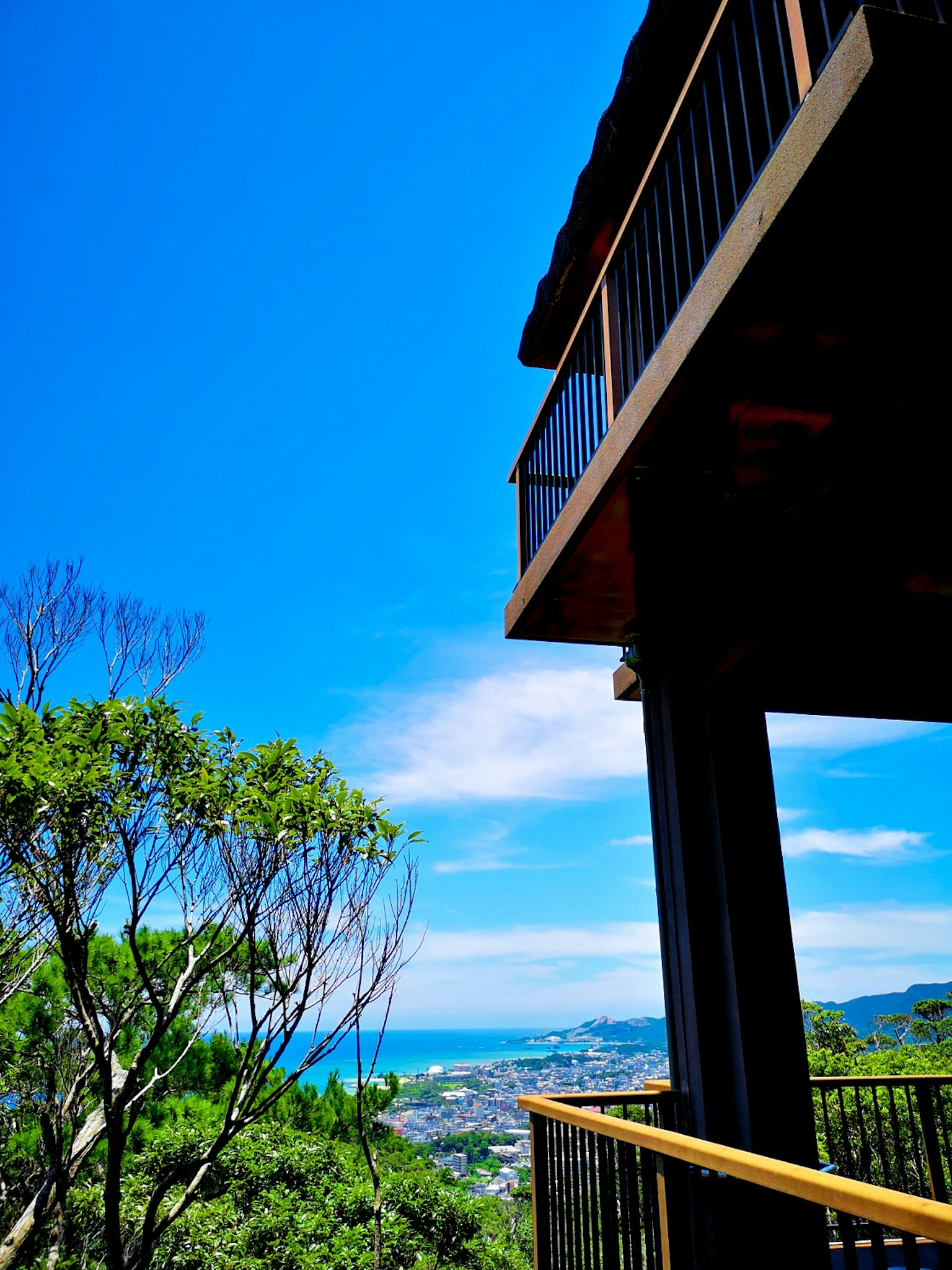 Parte di un edificio in legno con vista sul cielo blu e l'oceano