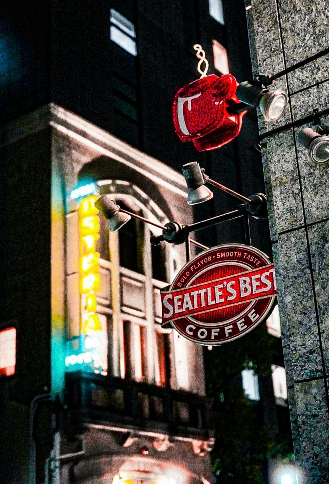 夜の街角に下がるシアトルズベストコーヒーの看板