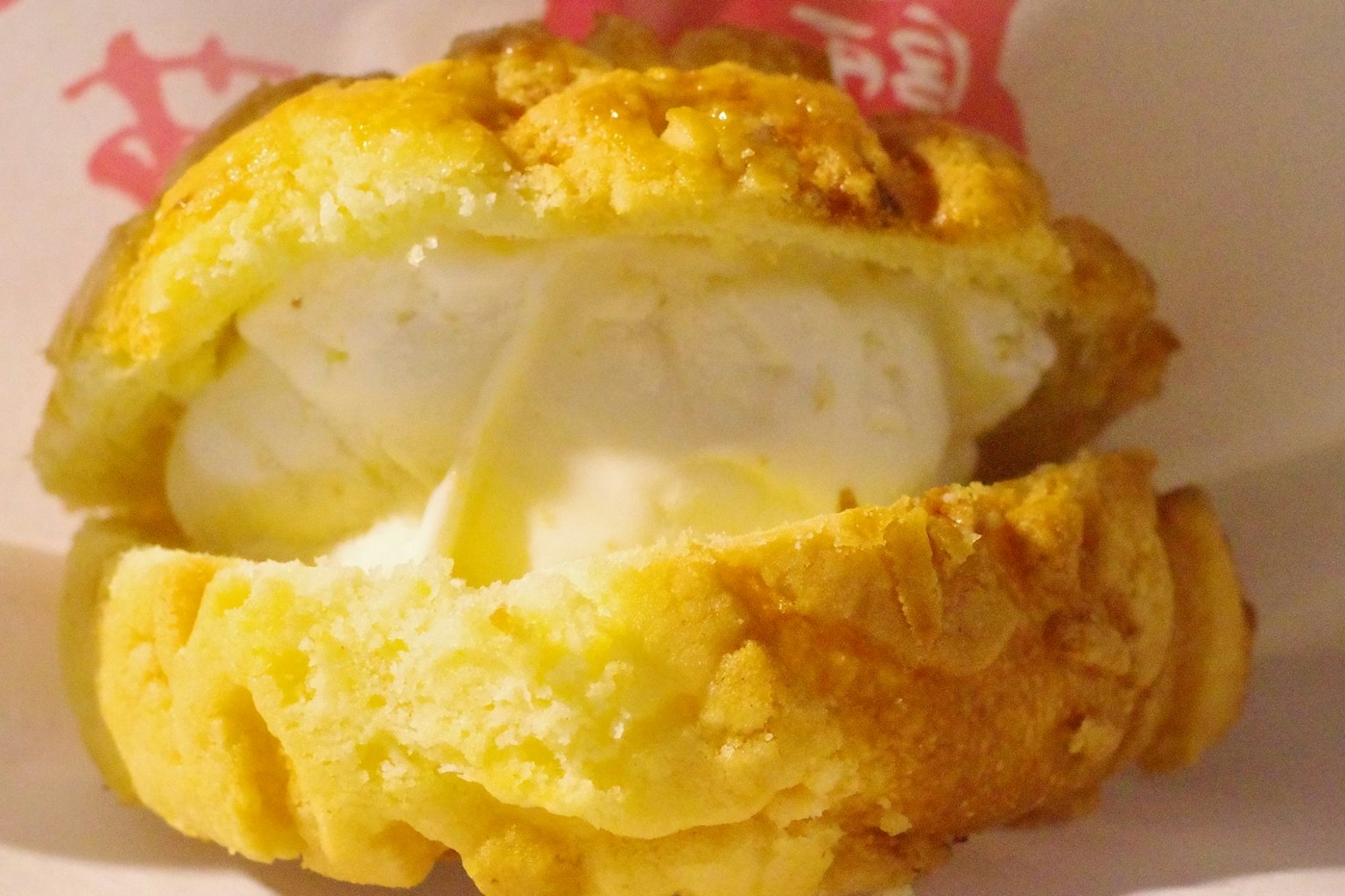 クリームが挟まれたサクサクのパンの断面