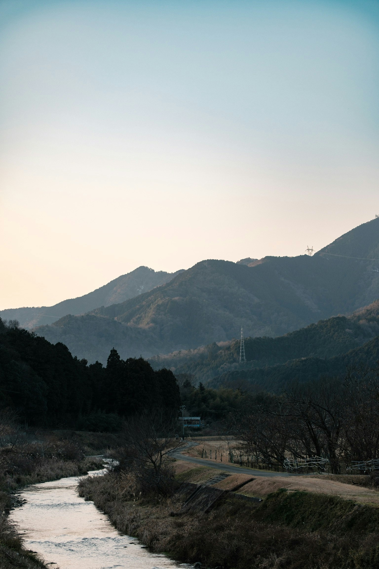 宁静的自然风光，展现山脉和流动的河流