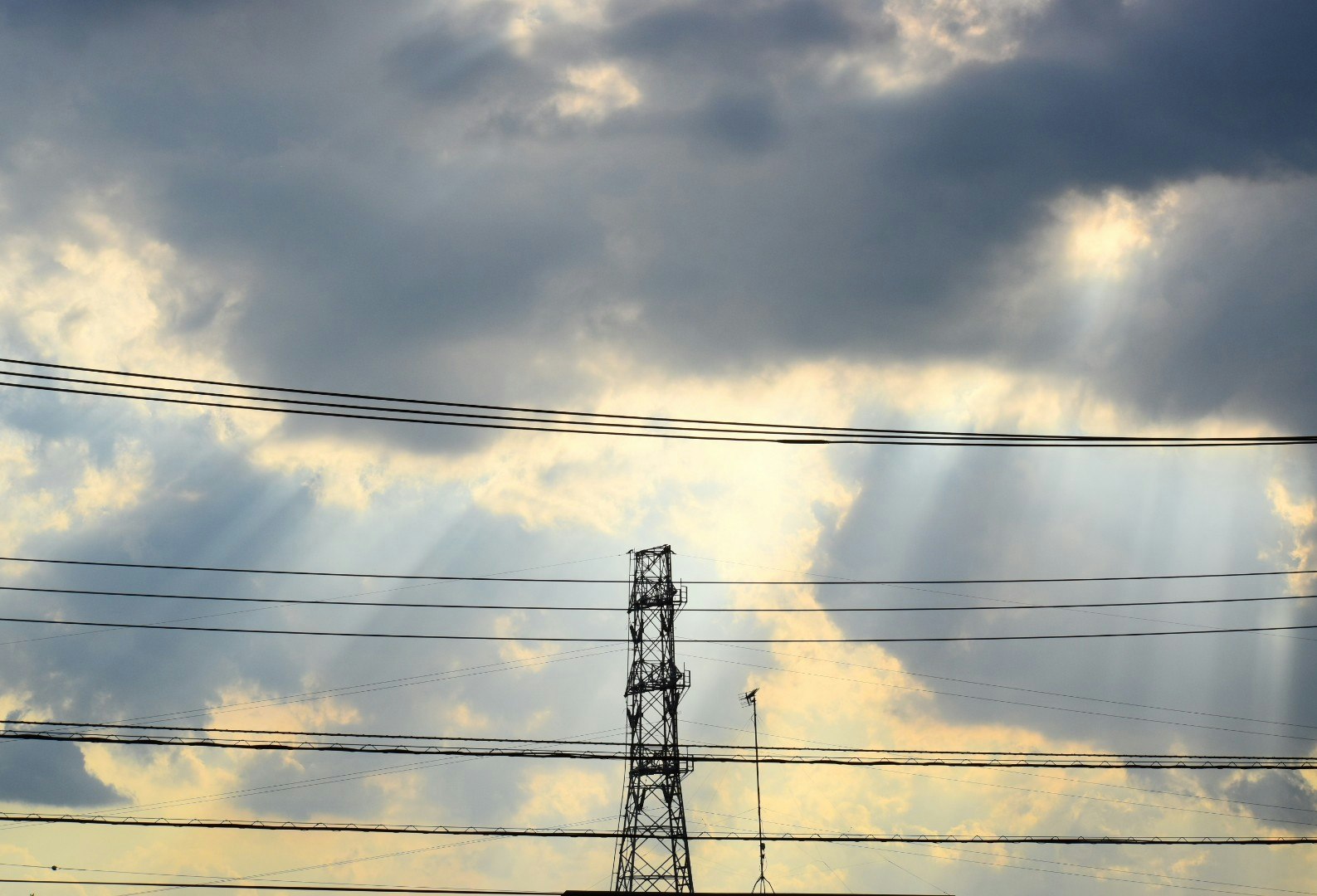 空に広がる雲と鉄塔