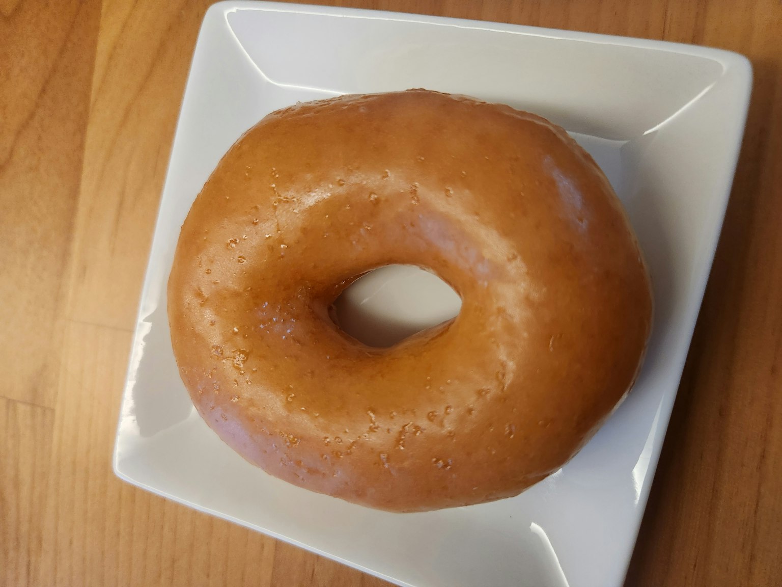 Frisch gebackenes Bagel auf einem weißen Teller