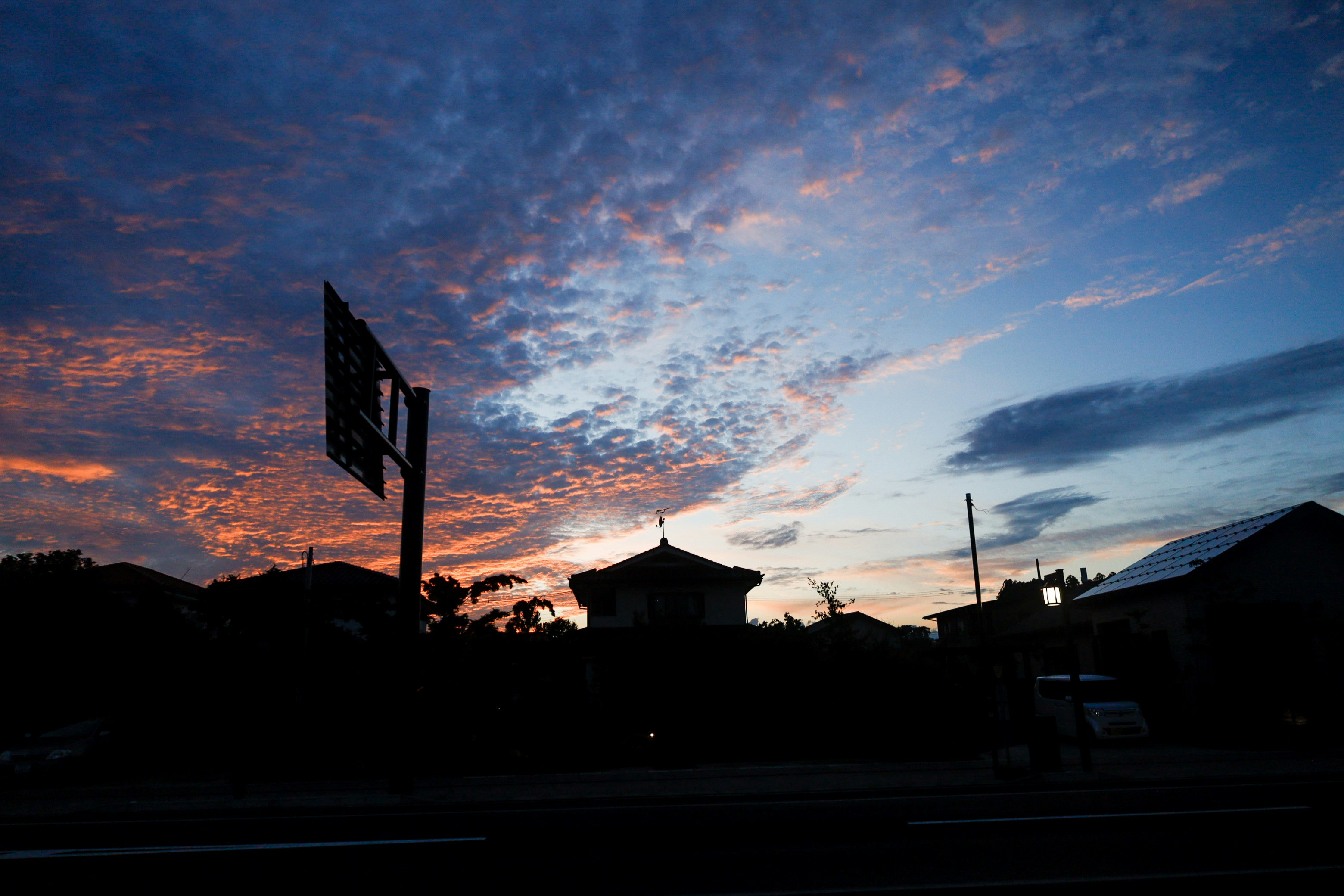 silhouette lanskap kota di bawah langit senja