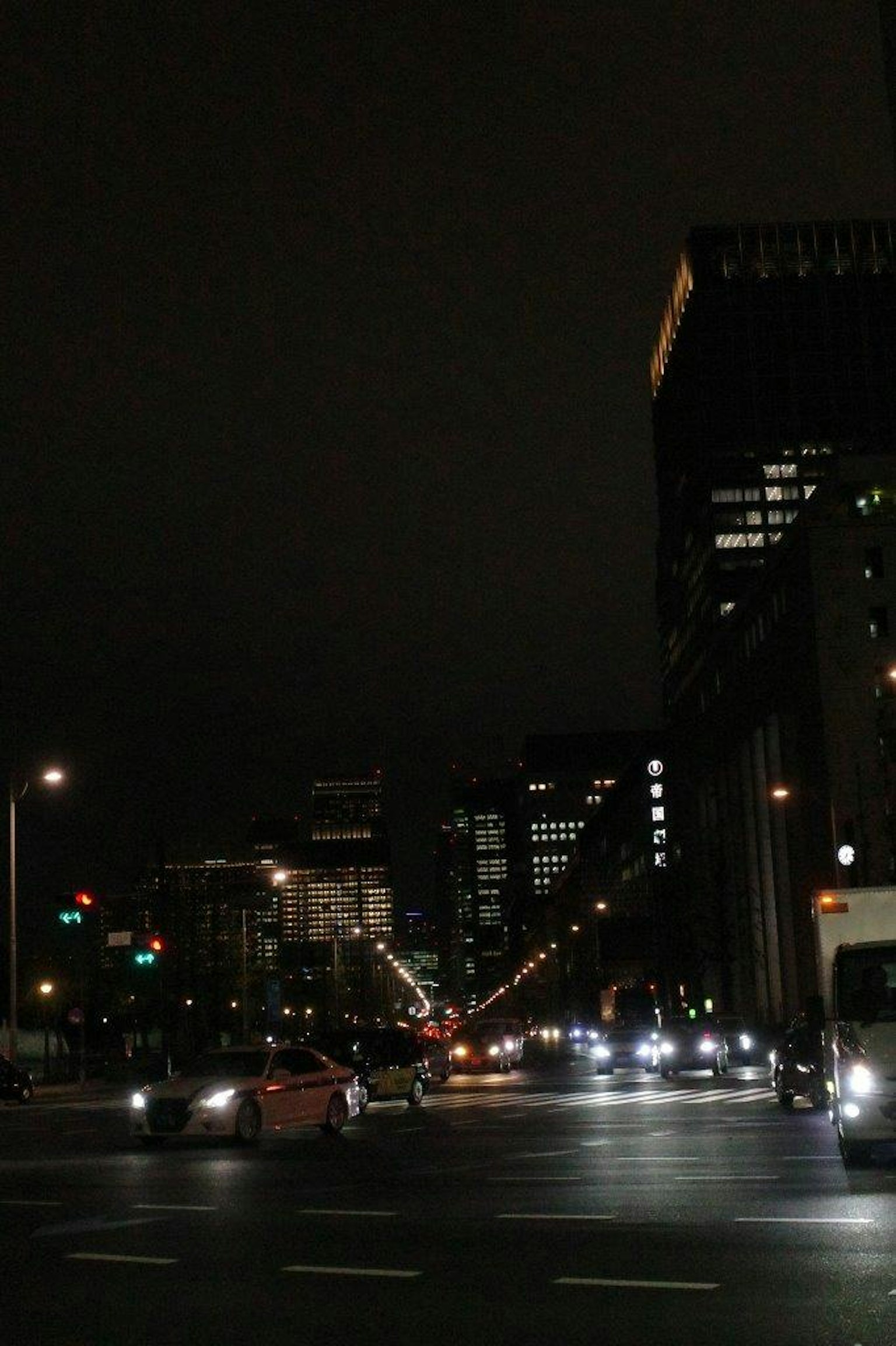 Paysage urbain nocturne avec des lumières de voiture et des bâtiments