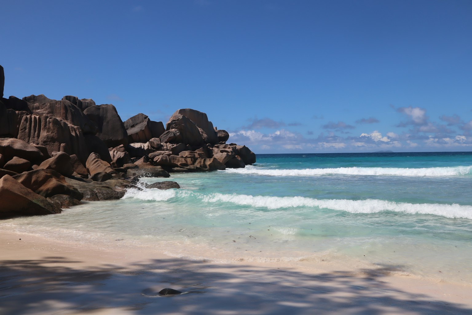 Hermosa escena de playa con rocas y océano azul