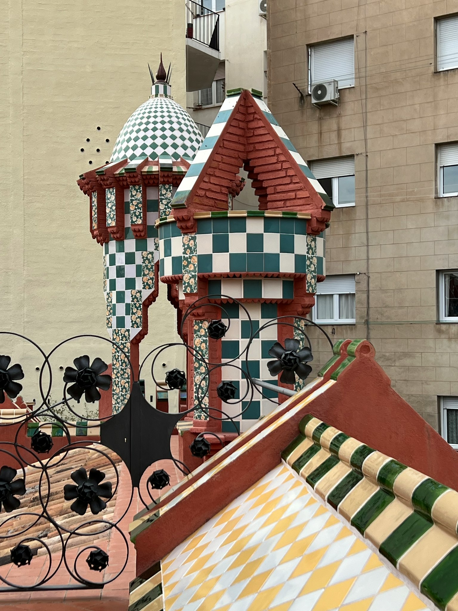 Tetto colorato in tegole e torri decorative di un edificio