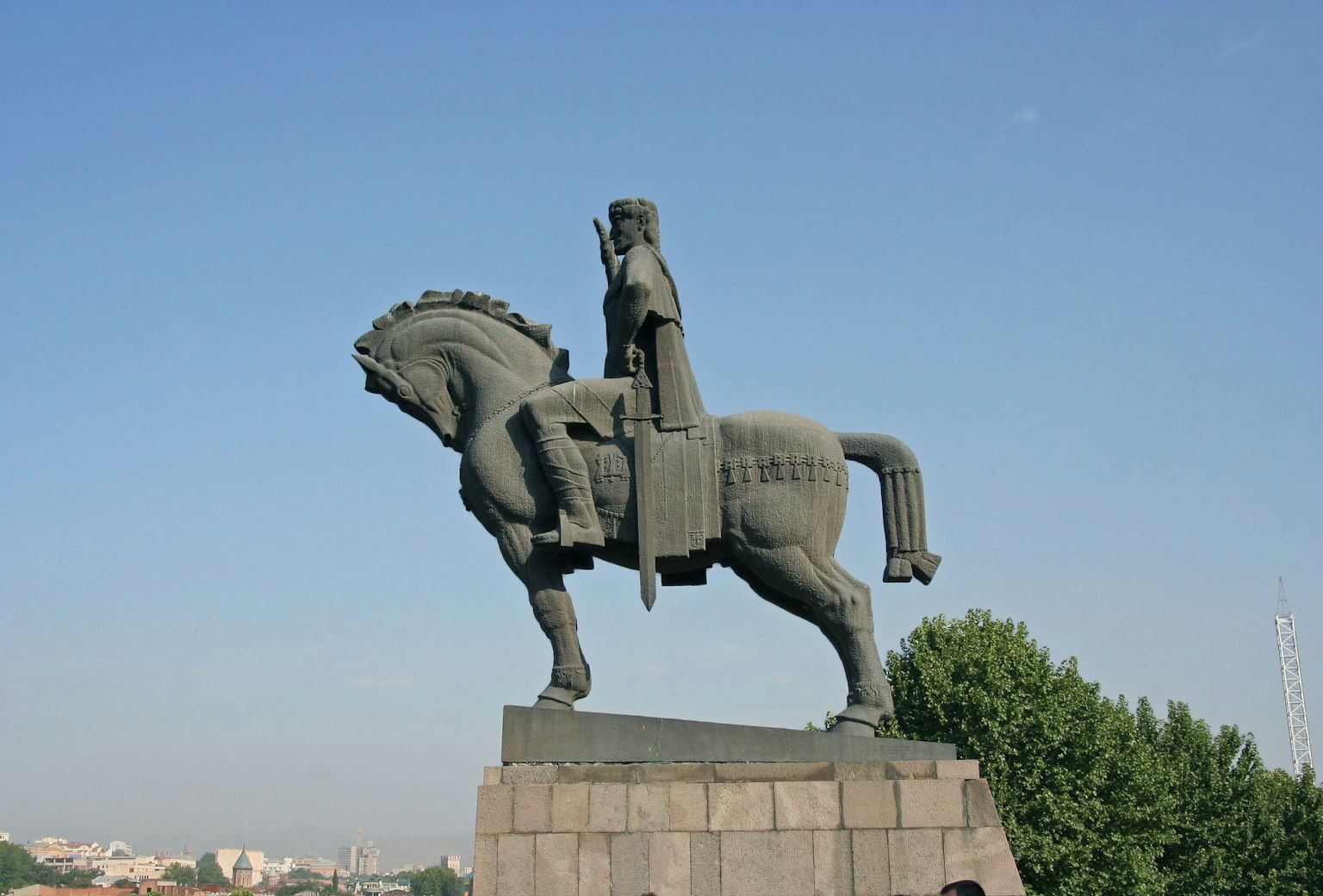 藍天背景下的騎馬武士青銅雕像