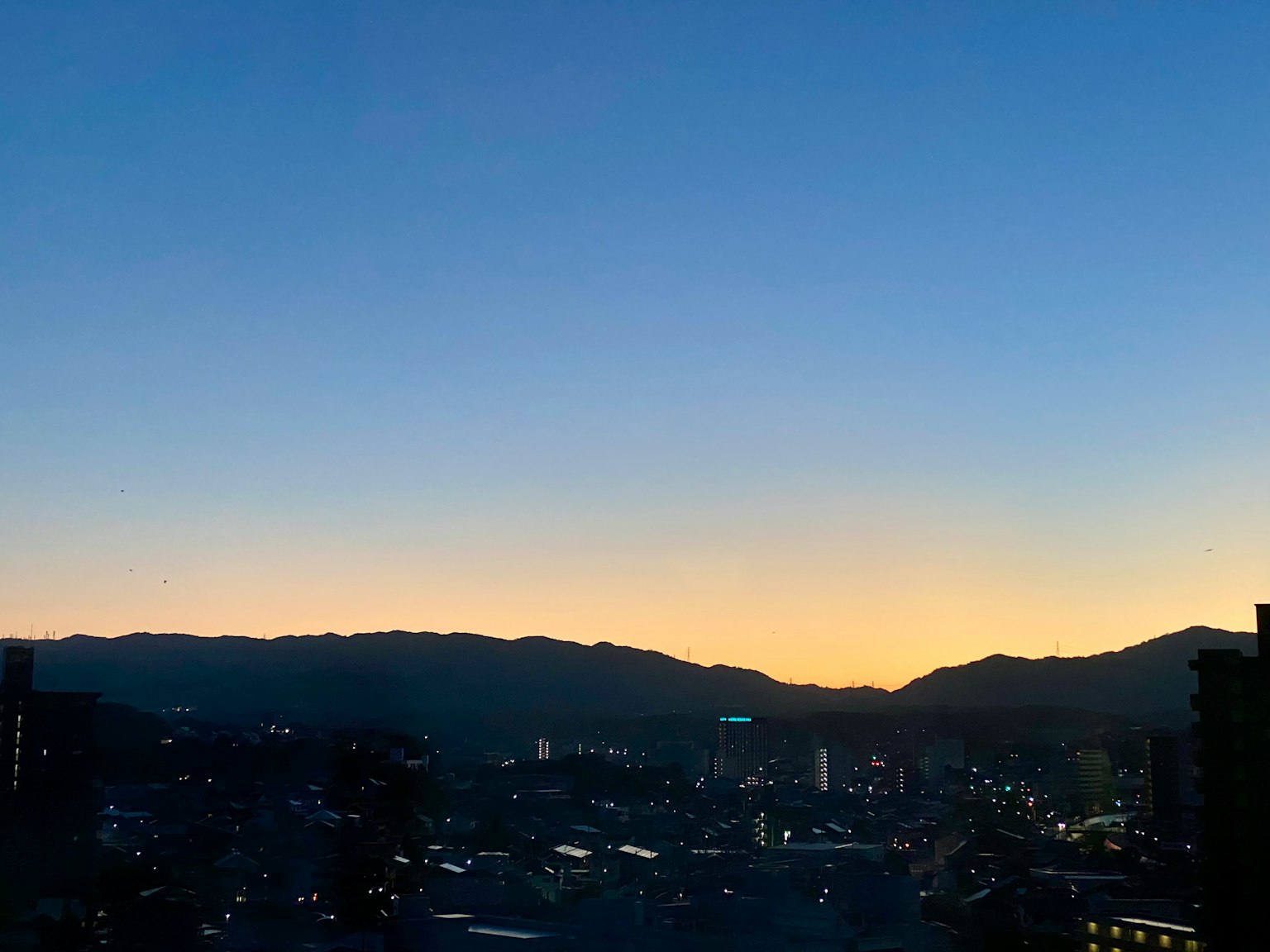 Vista di una città tranquilla al crepuscolo con cielo sfumato