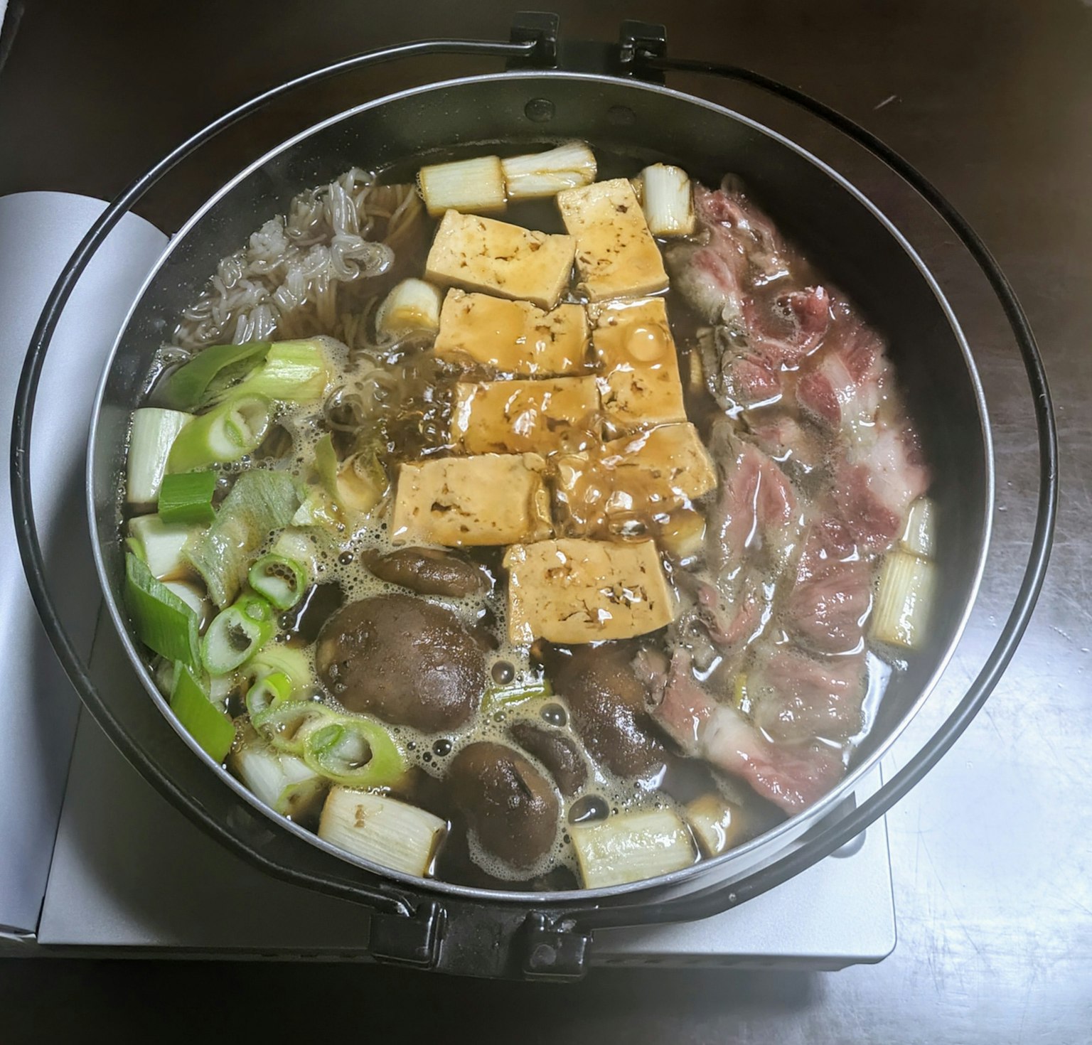 Deliciosa olla caliente con tofu puerros champiñones y carne
