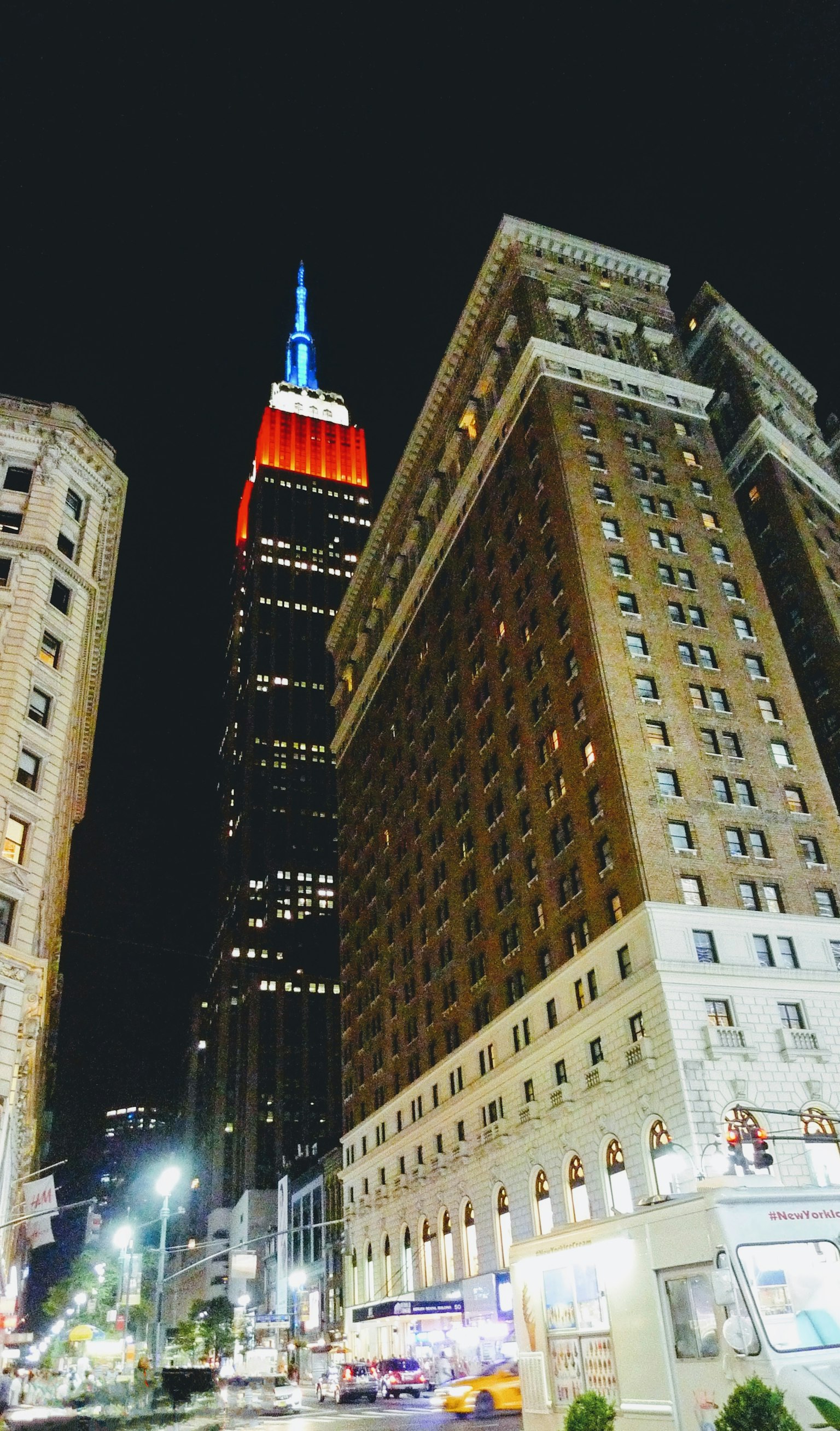 Empire State Building bei Nacht in Rot und Blau beleuchtet in New York