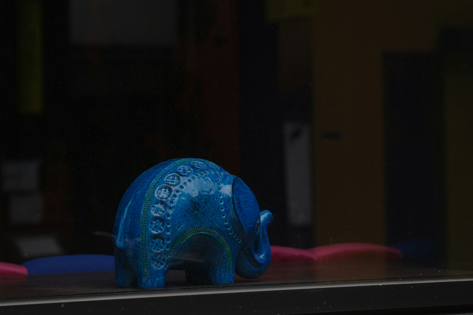 Patung gajah biru diletakkan di dekat jendela