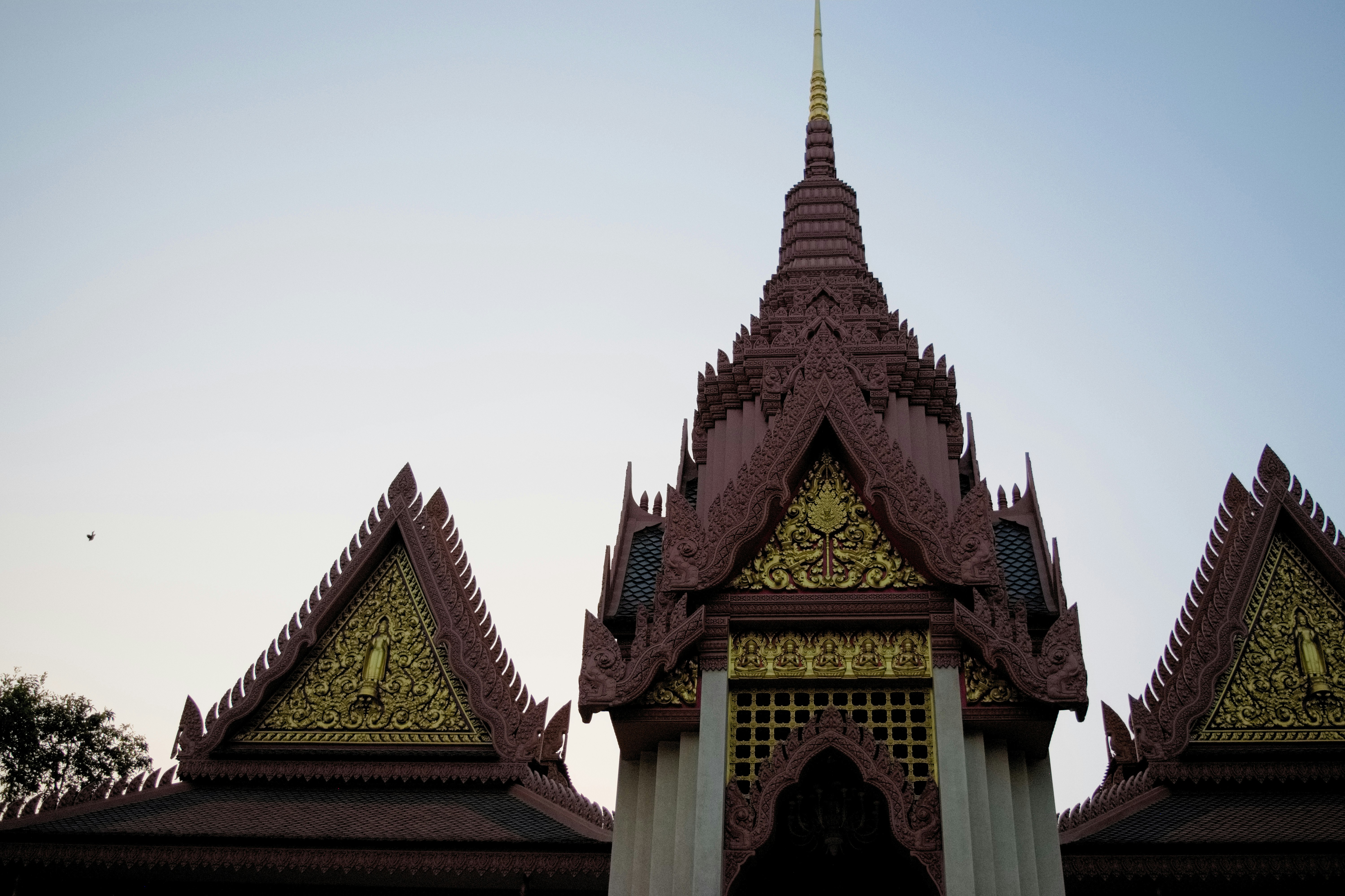 ส่วนหน้าวัดพร้อมยอดแหลมและลวดลายหลังคาอันวิจิตร