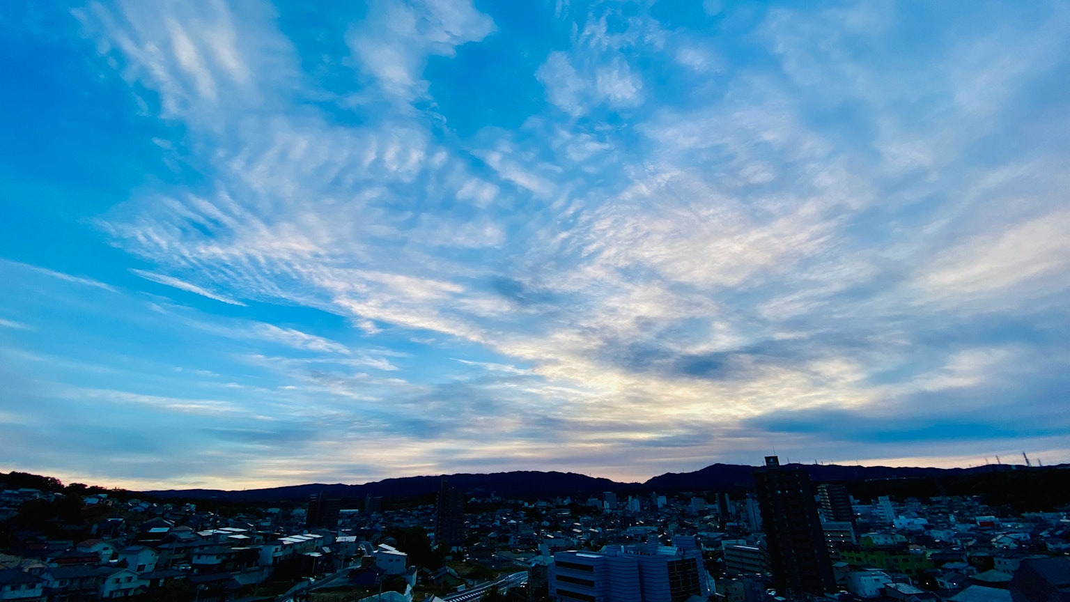 Panoramablick auf einen blauen Himmel mit Wolken