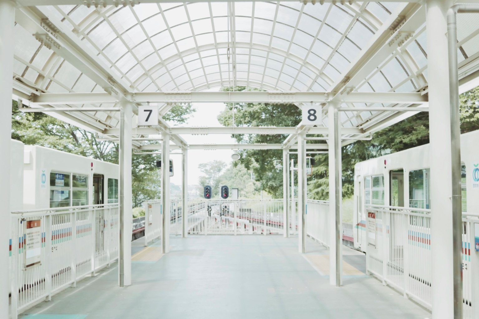 白を基調とした駅のプラットフォームにあるホーム番号7と8の表示