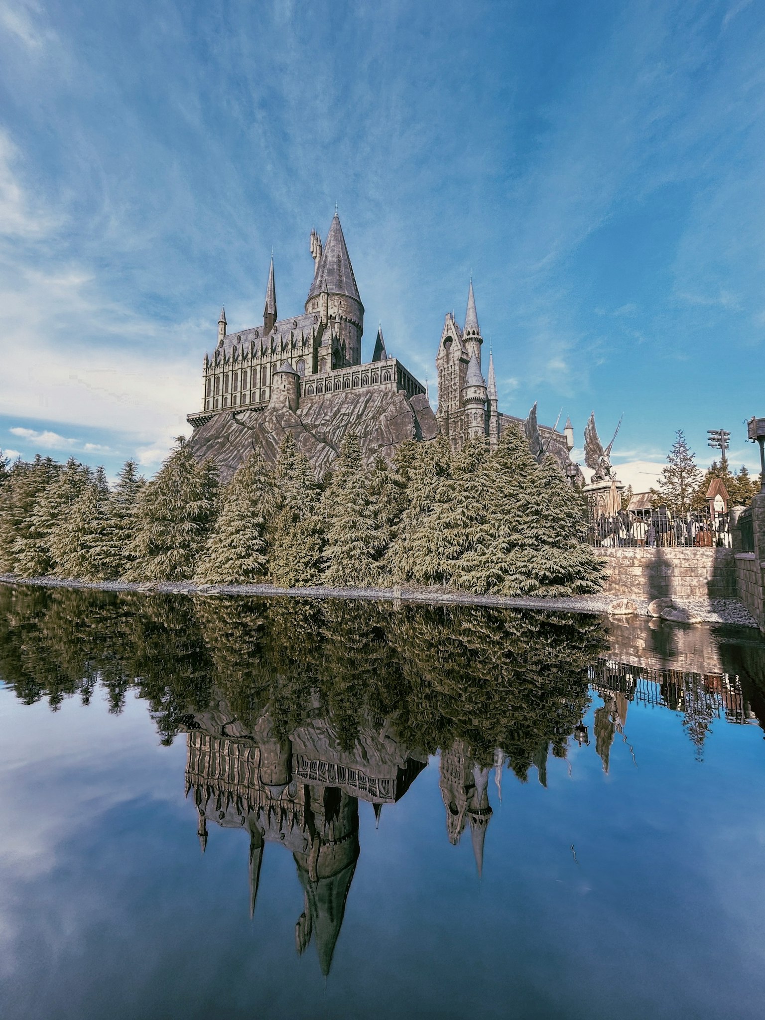 雄偉城堡的風景與美麗湖泊倒影