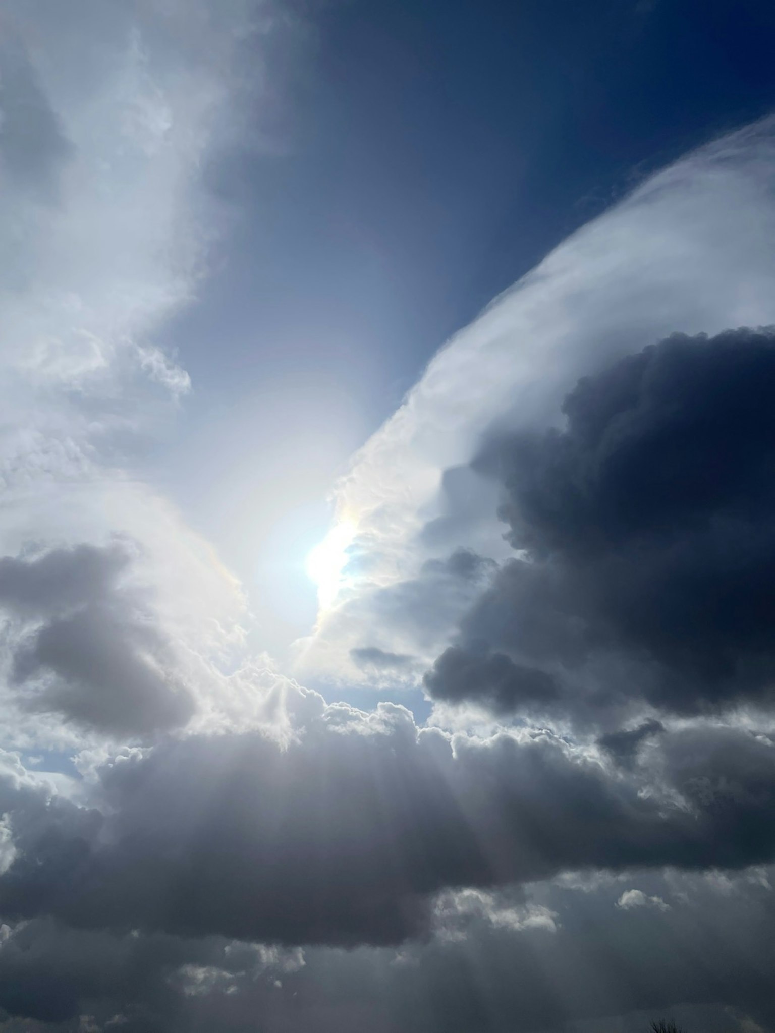Cielo drammatico con luce solare che filtra tra le nuvole