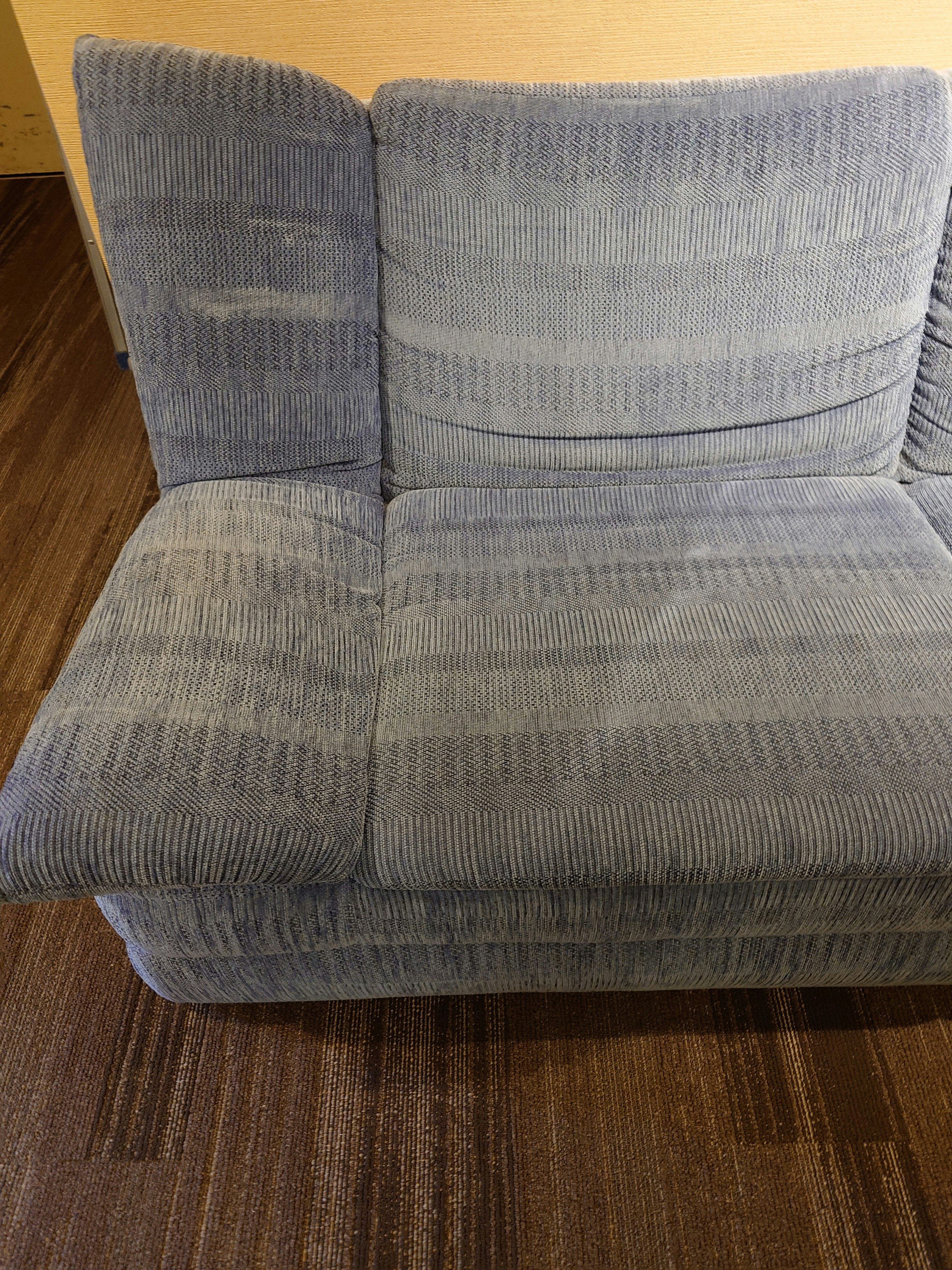 Gambar bantal sofa biru dengan kain bertekstur