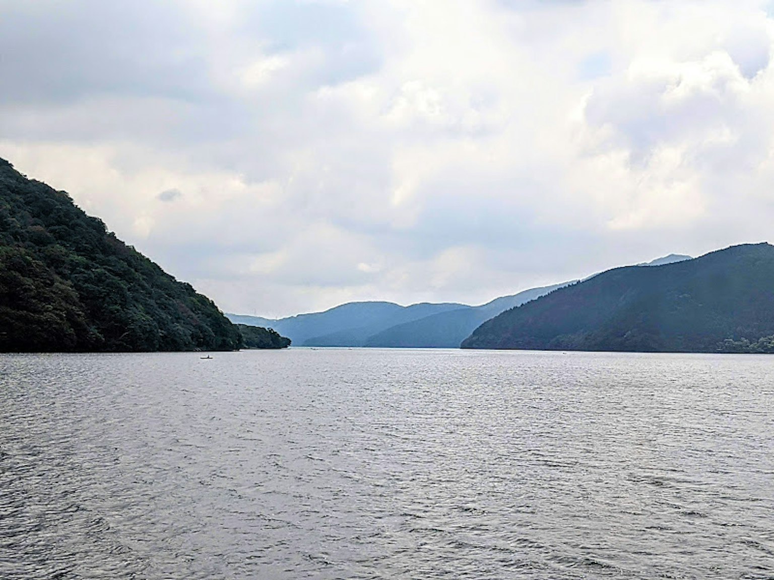 宁静的湖景与山脉轮廓