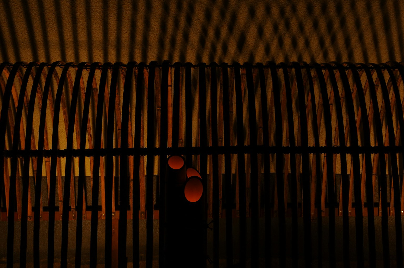 Image avec des rayures d'ombre sur un fond sombre avec des points rouges