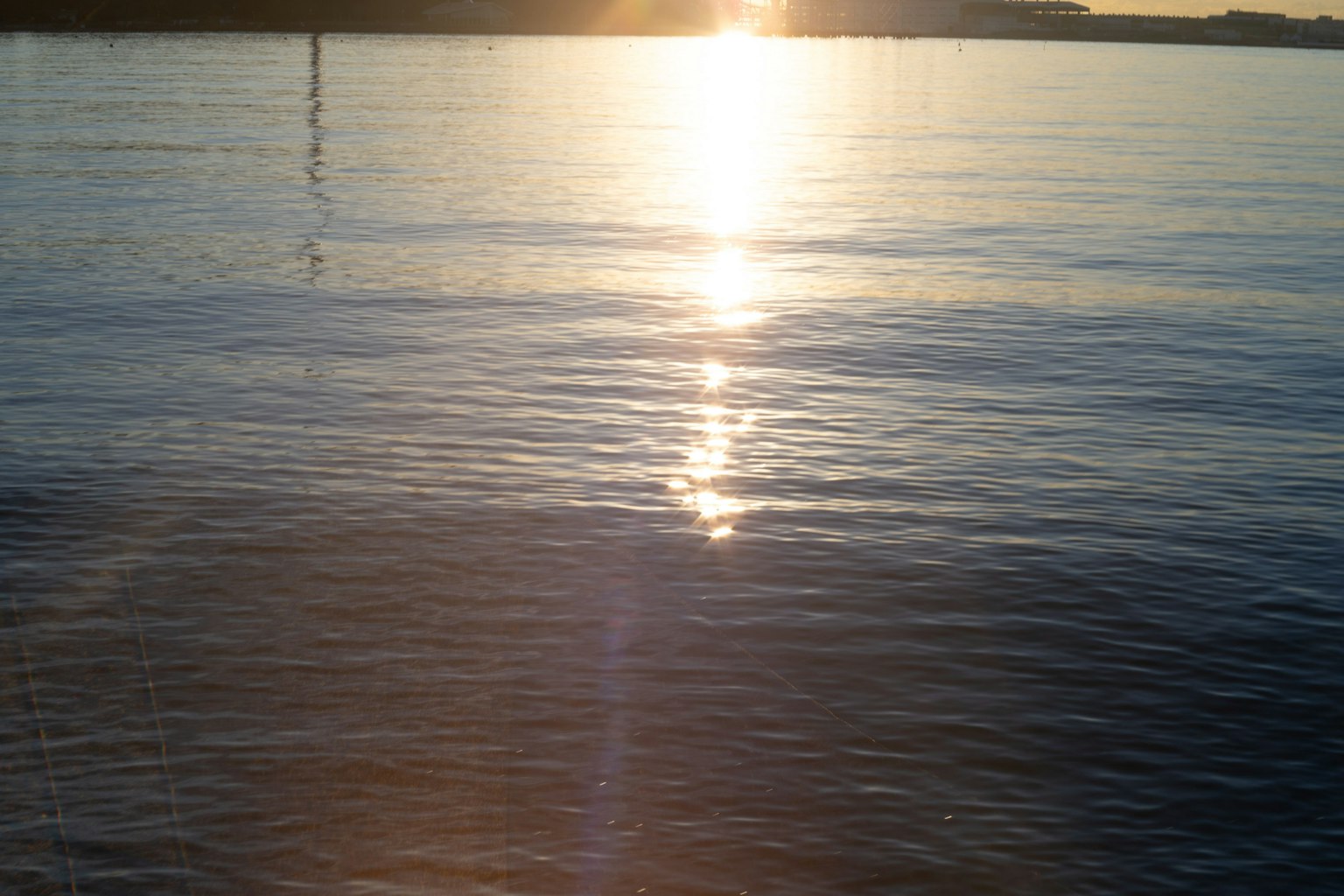 Hermoso atardecer reflejándose en la superficie del agua