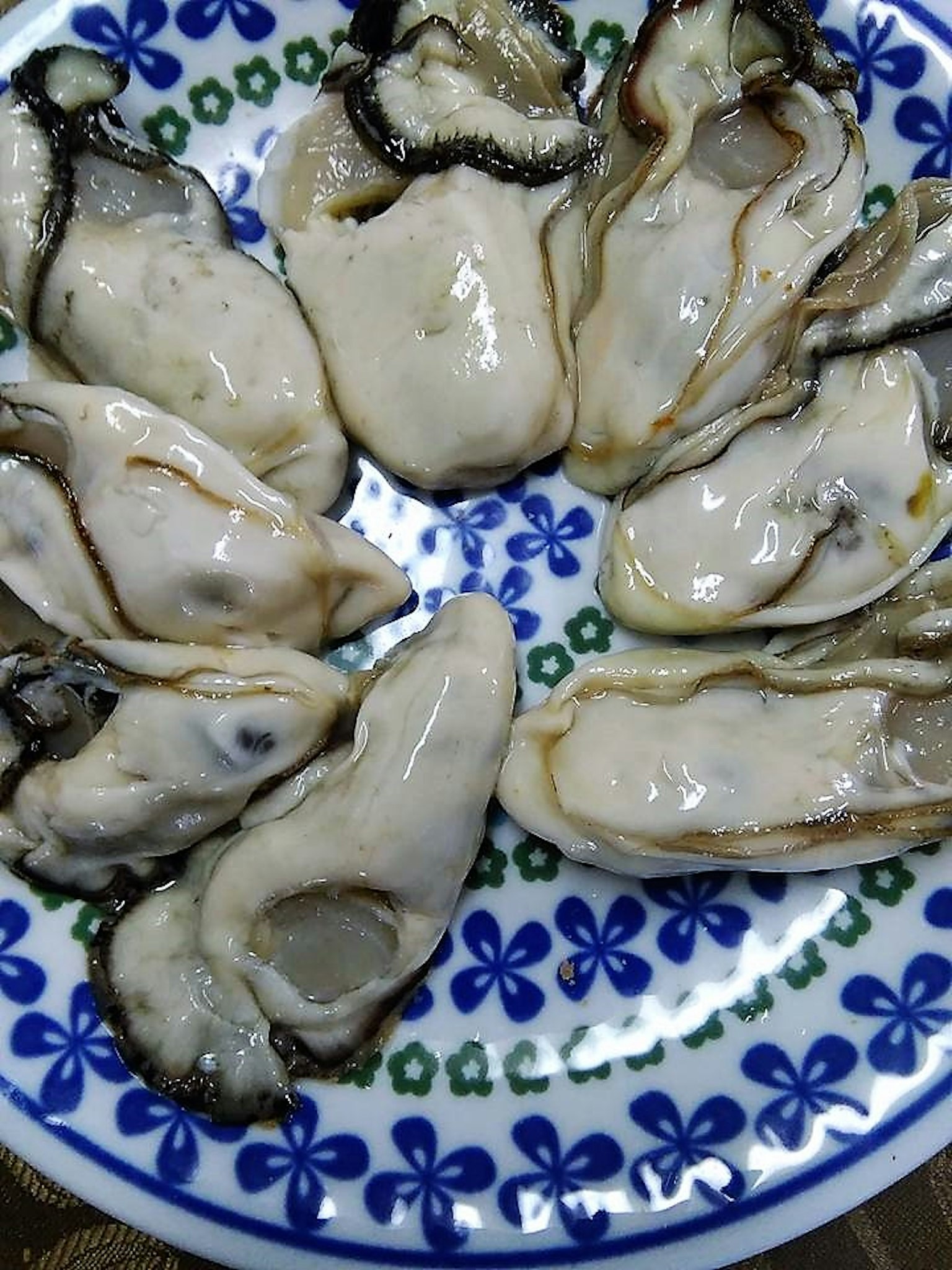 特写新鲜生蚝放在装饰盘上