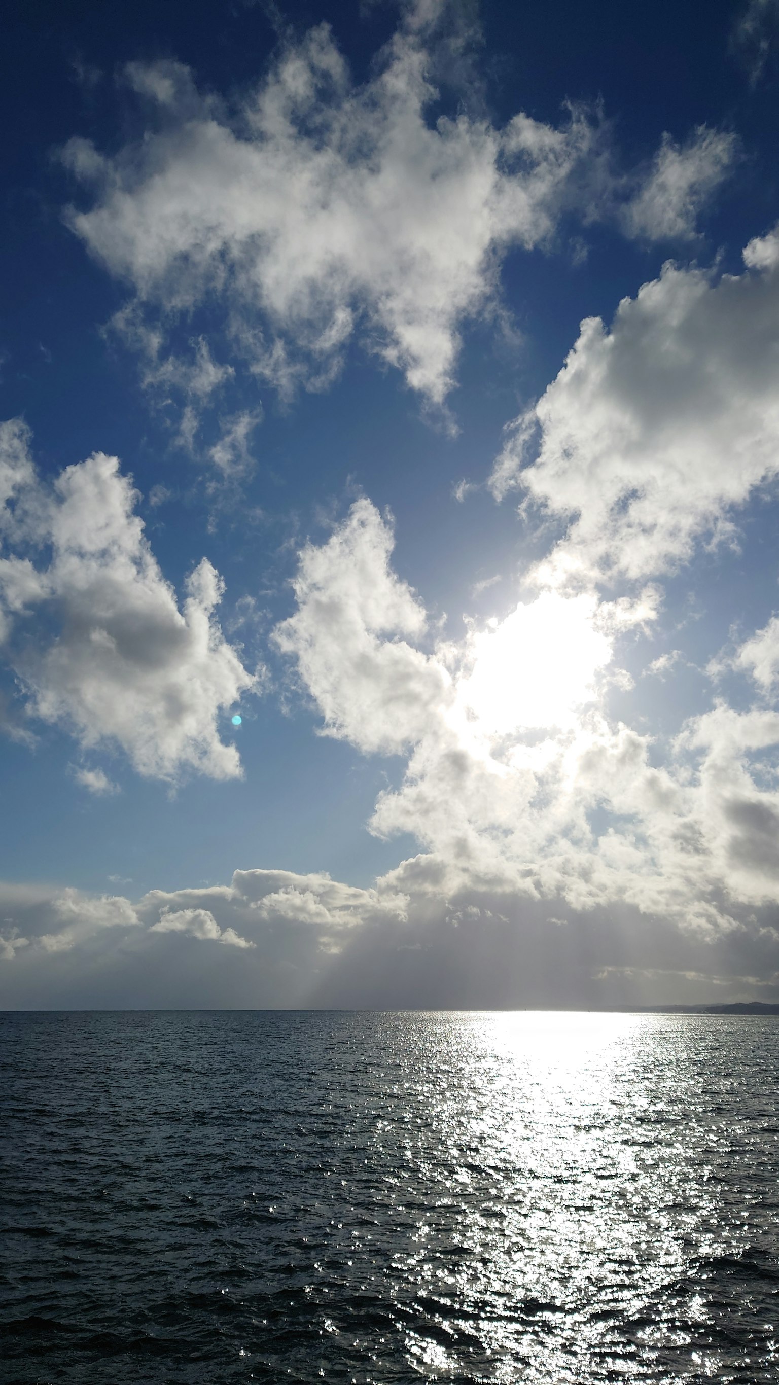 海上风景，蓝天和白云