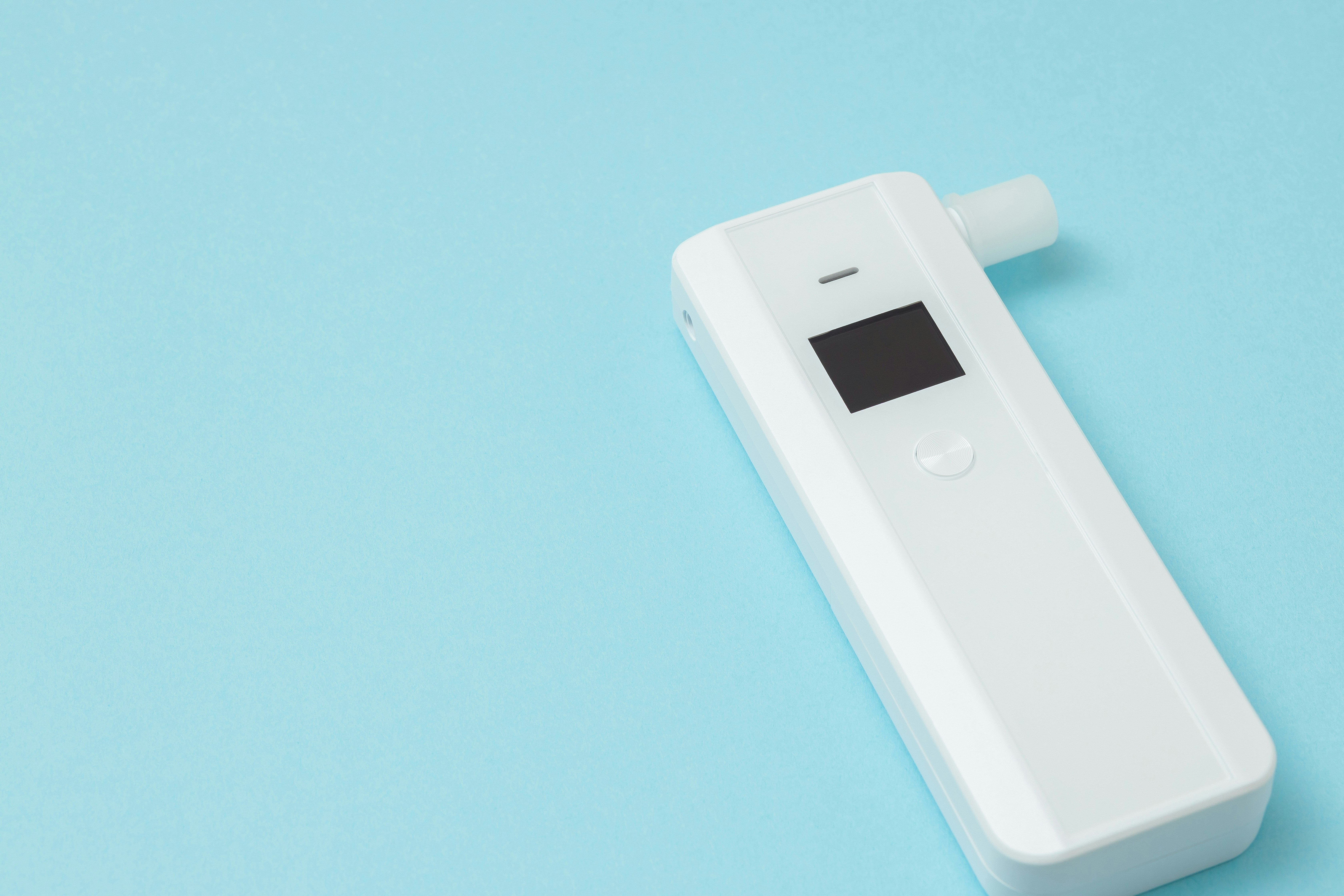 青い背景に置かれた白いスマートフォン