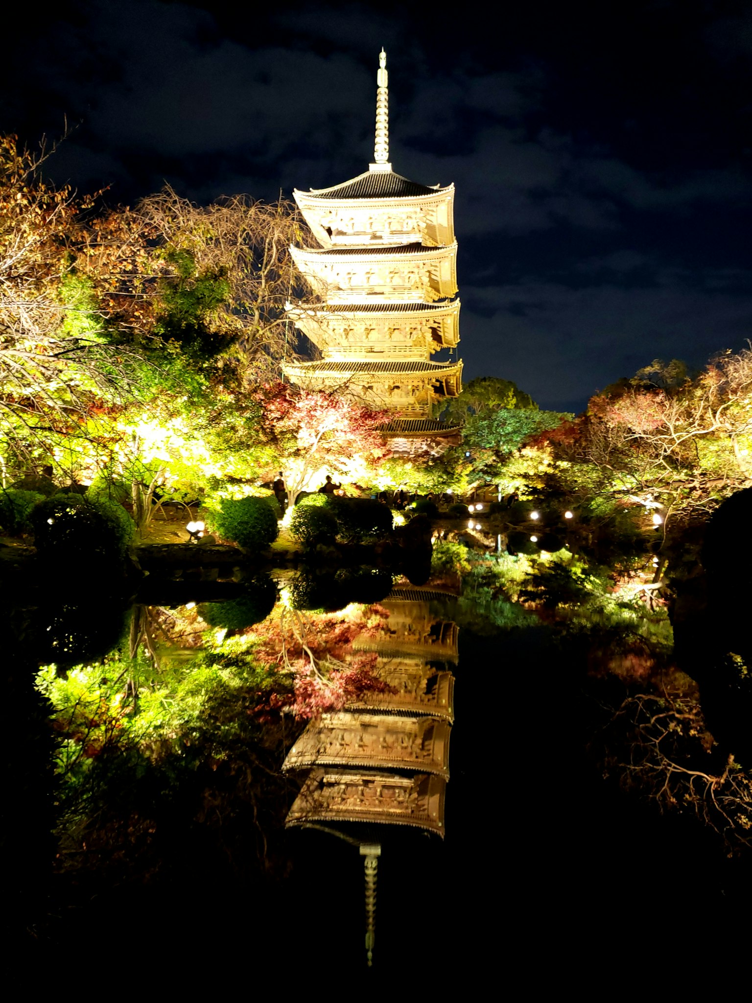 Schöne Reflexion einer Pagode in einem Garten bei Nacht