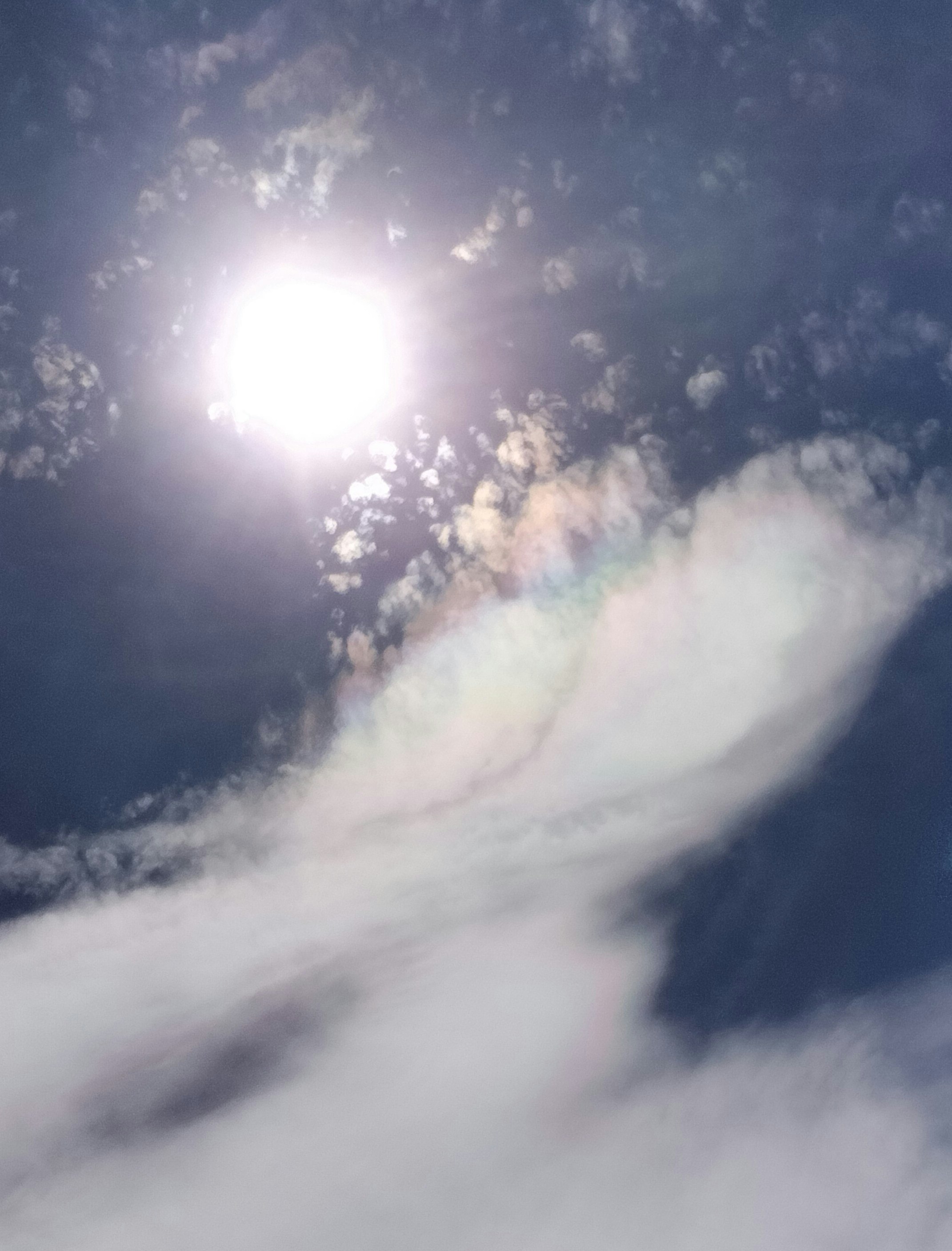 夏の強い陽射しが差し込む雲の空