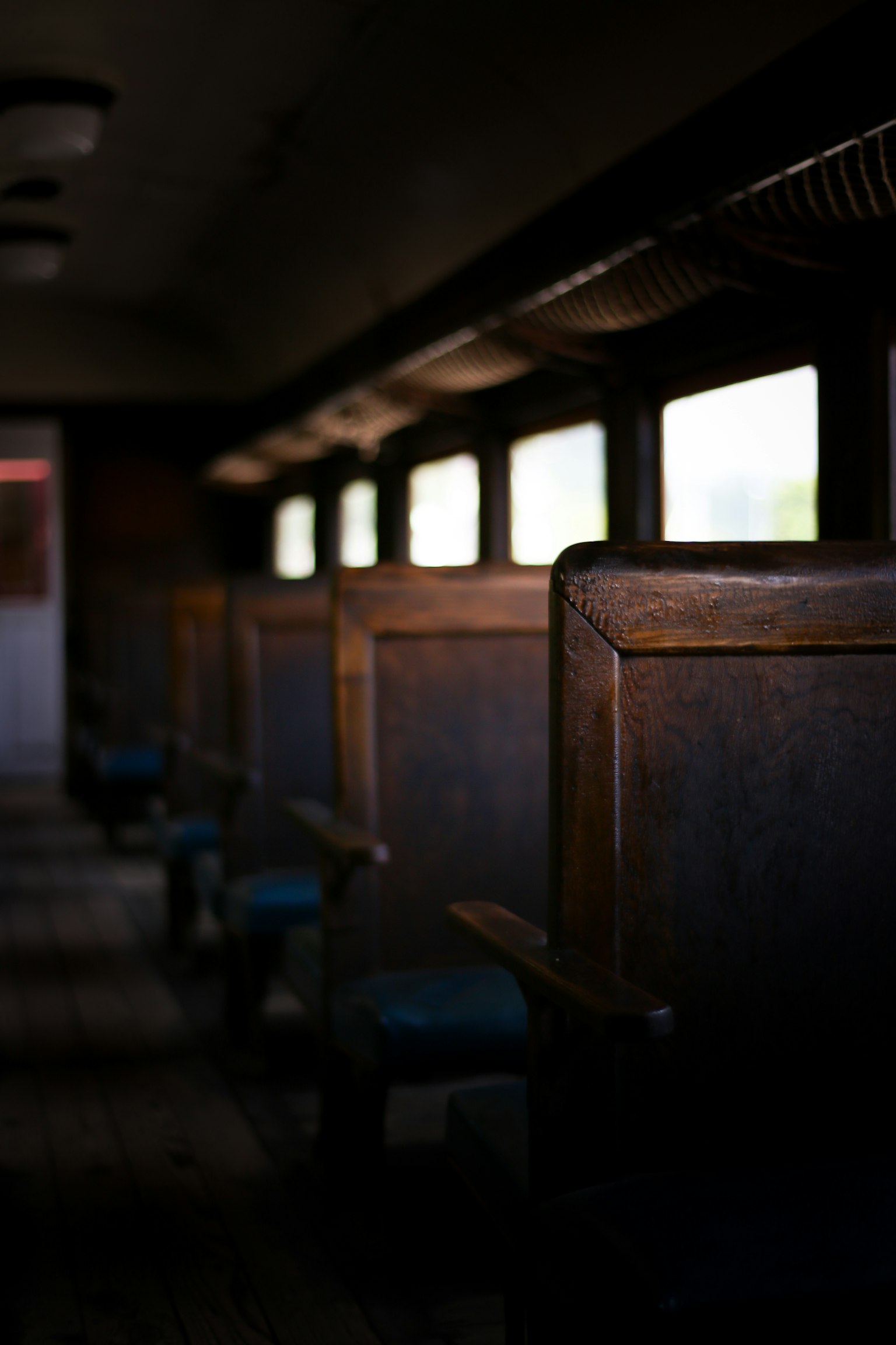 Interior de un viejo vagón de tren con asientos de madera