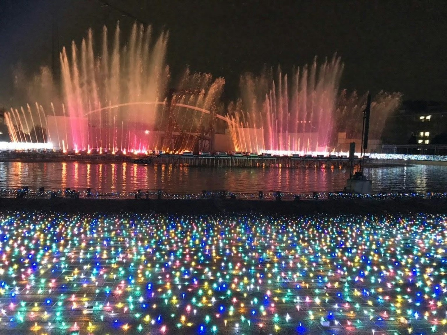 夜间五光十色的喷泉表演与生动的前景