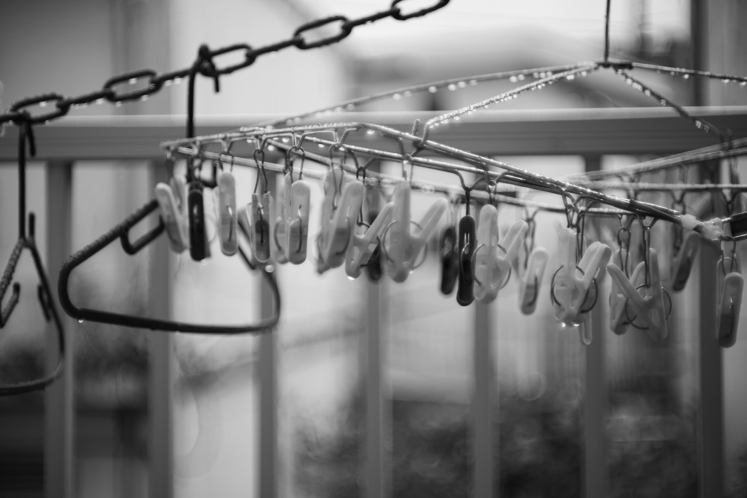 黑白衣物晾乾架上掛著夾子