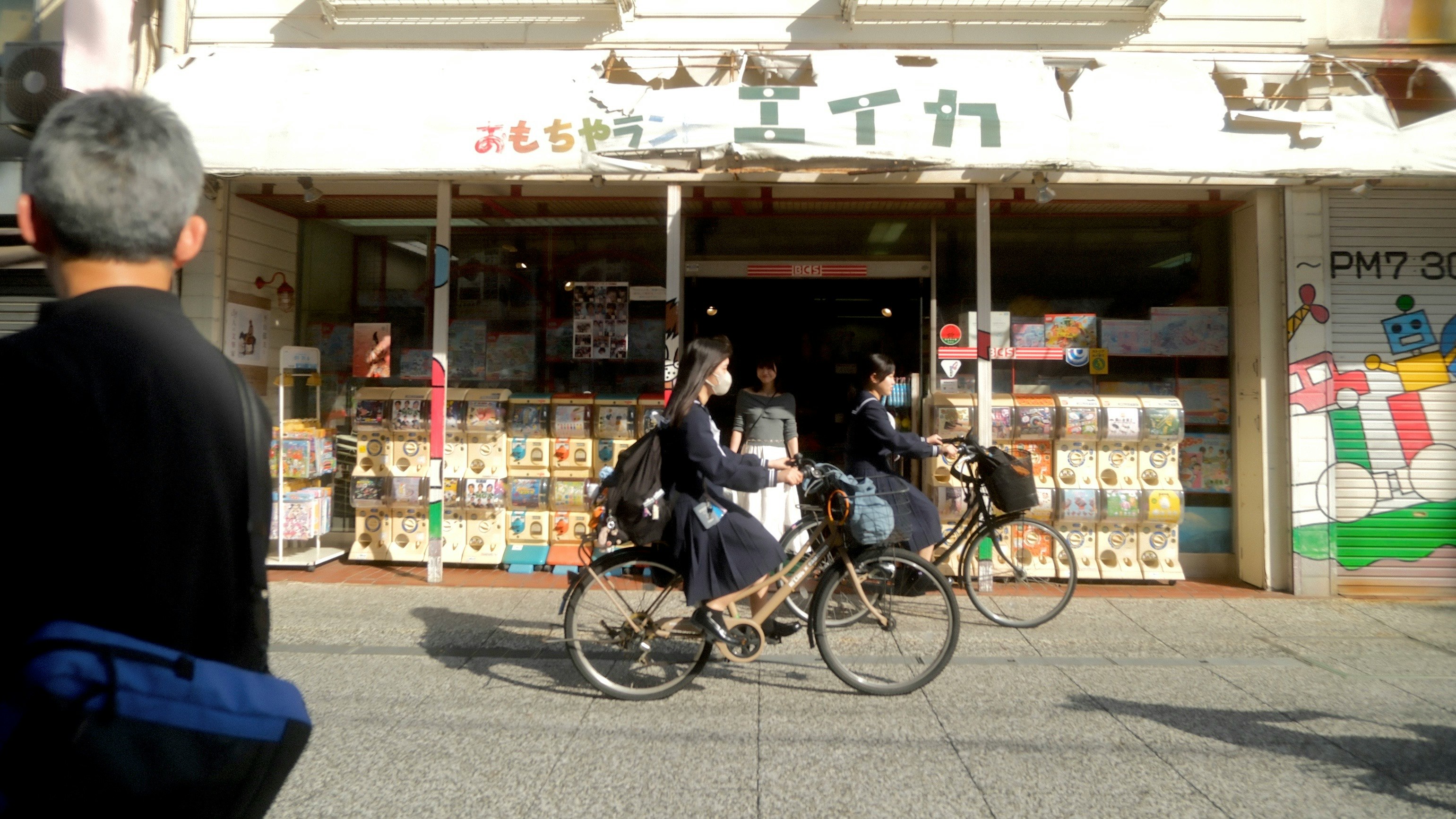 自転車が並ぶ商店街の軒先の店頭
