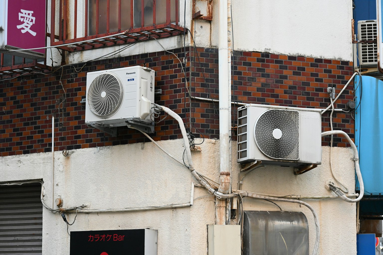 安裝在外牆上的兩個空調單元和可見的管道