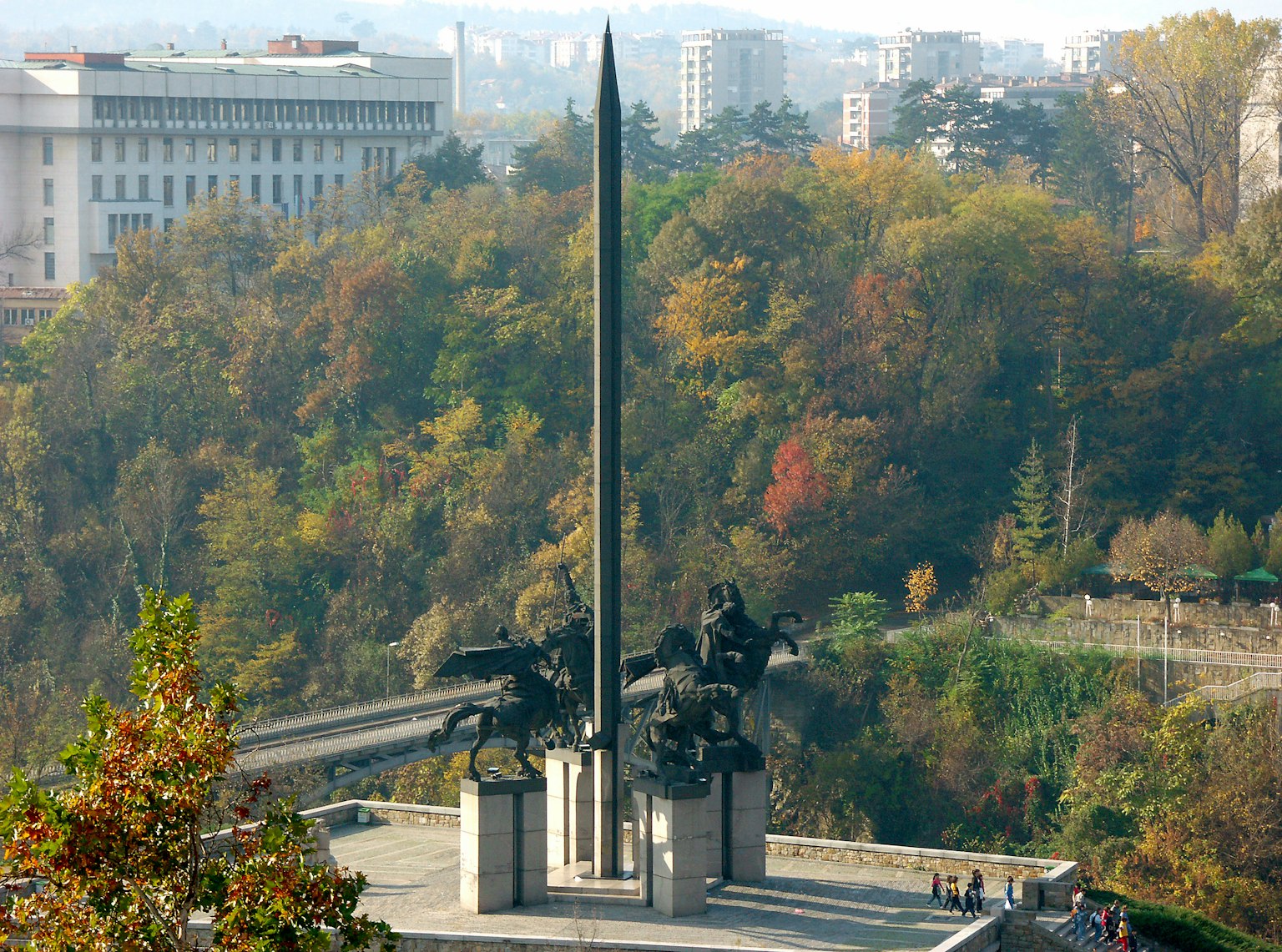 Alto obelisco con sculture di cavalieri a cavallo in un paesaggio panoramico