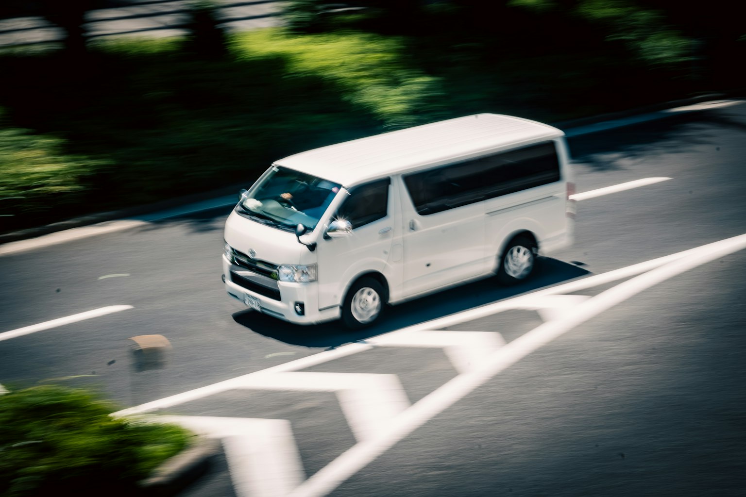 一輛白色廂型車在城市道路上轉彎