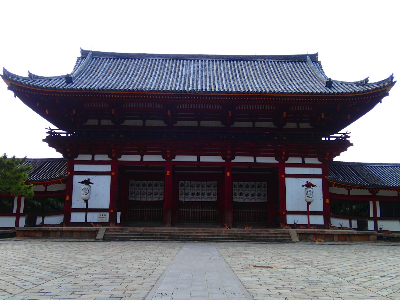 传统日本寺庙的正面外观，红色柱子和独特的屋顶设计