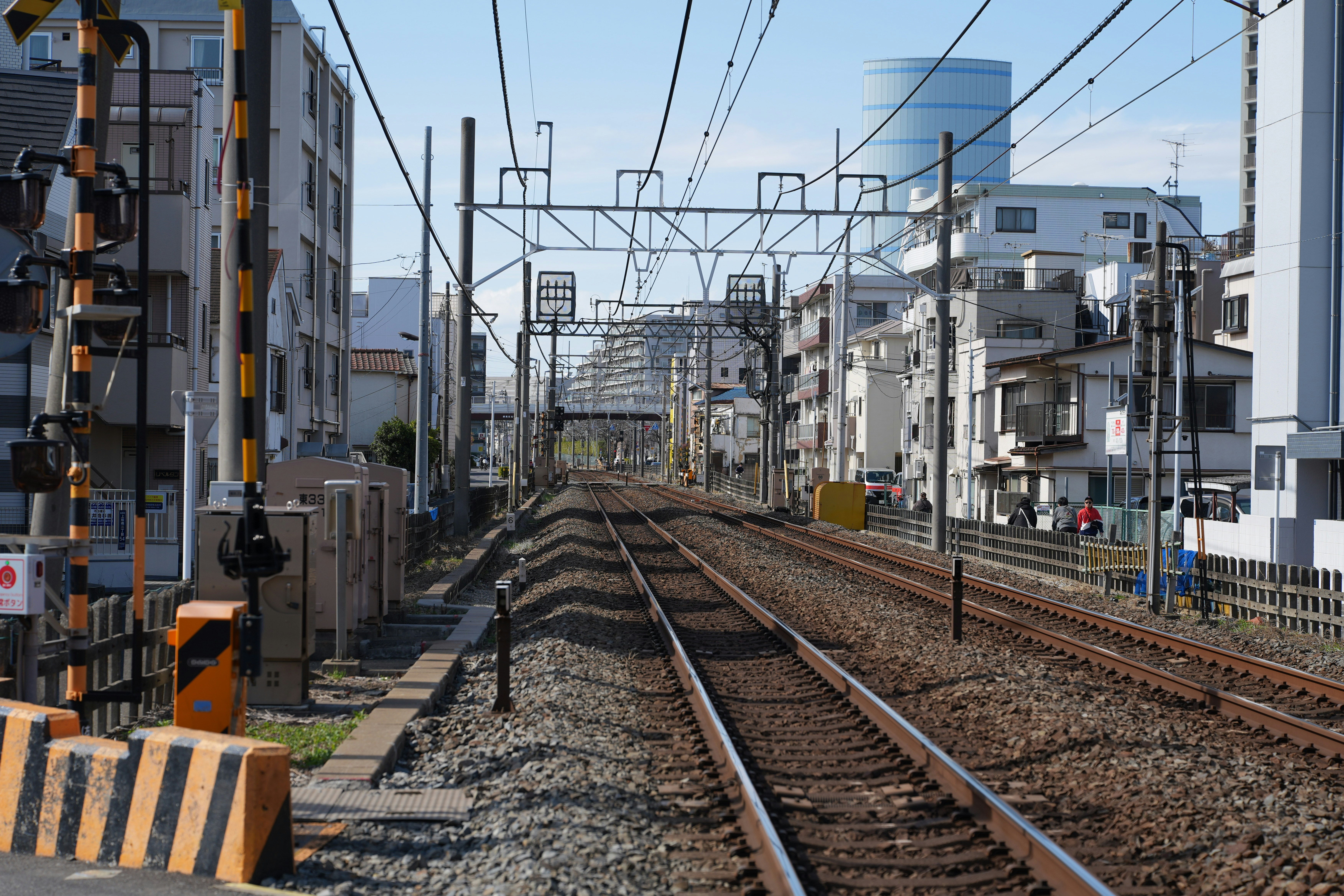 線路が伸びる電車のある街の風景