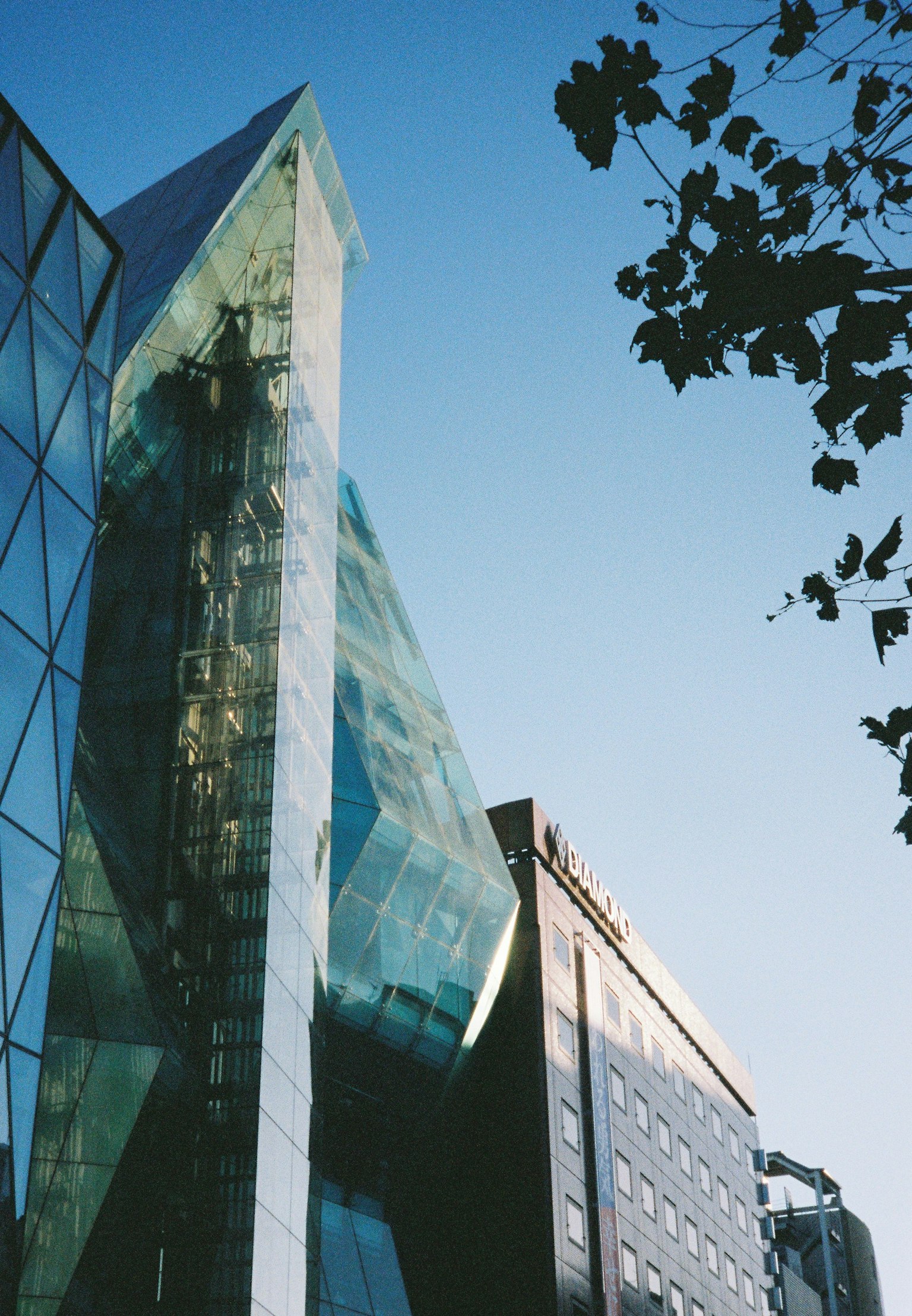 Vista de un edificio moderno de vidrio bajo un cielo azul