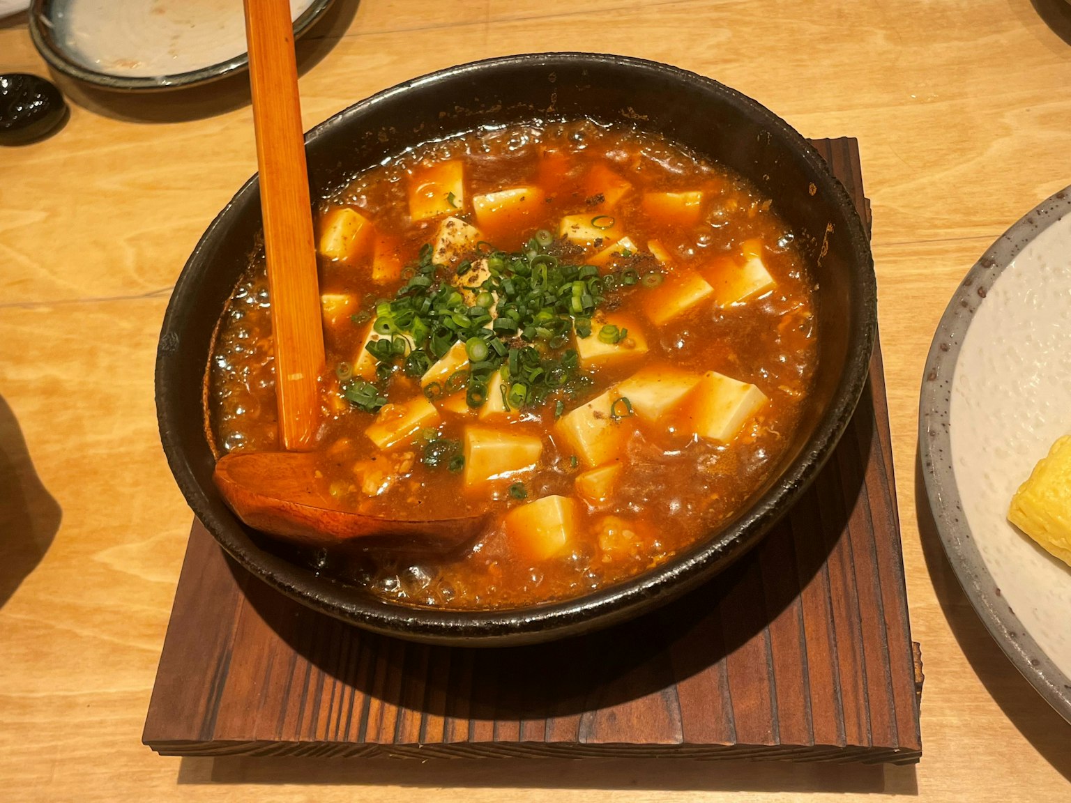 Zuppa calda con tofu e verdure