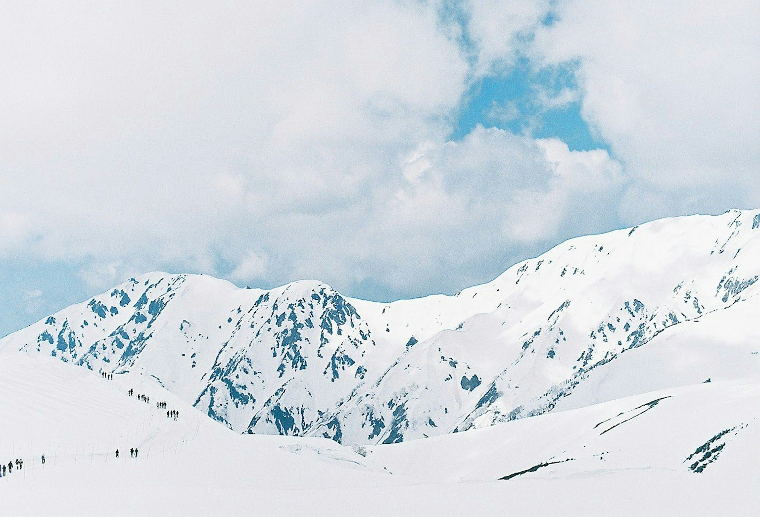 푸른 하늘 아래 눈 덮인 산들