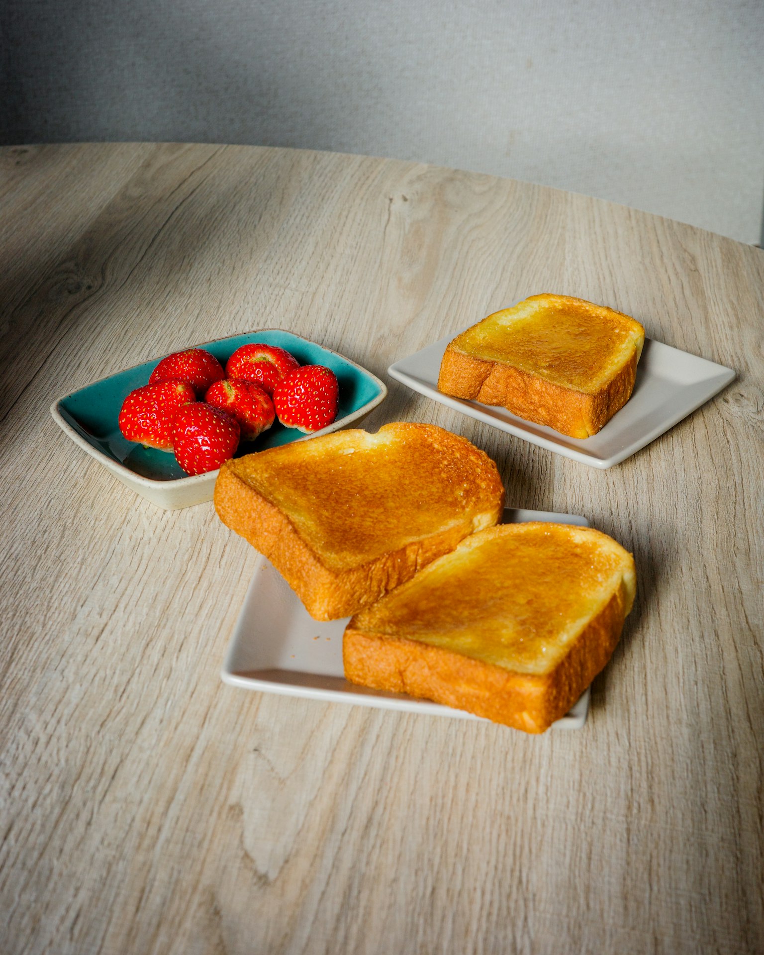 Szene mit Toast und Erdbeeren auf einem Holztisch